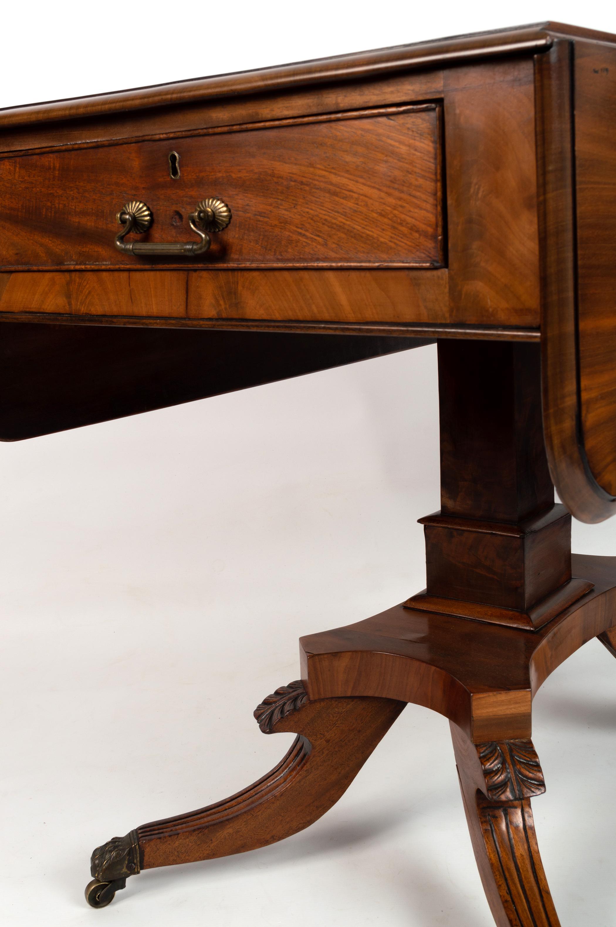 Ancienne table de petit déjeuner Pembroke de style English Regency en acajou à feuilles tombantes, vers 1820 Bon état - En vente à London, GB