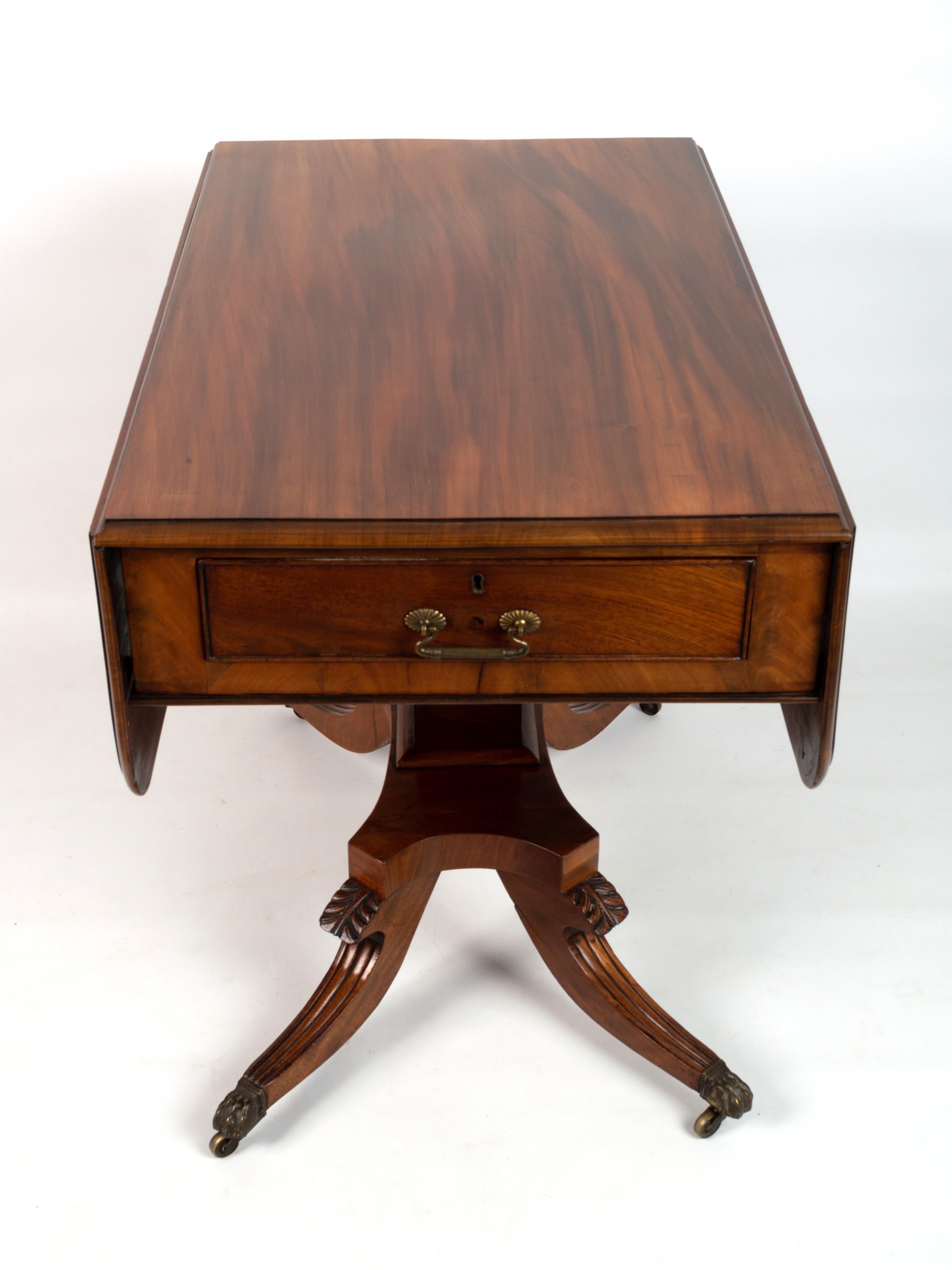 XIXe siècle Ancienne table de petit déjeuner Pembroke de style English Regency en acajou à feuilles tombantes, vers 1820 en vente