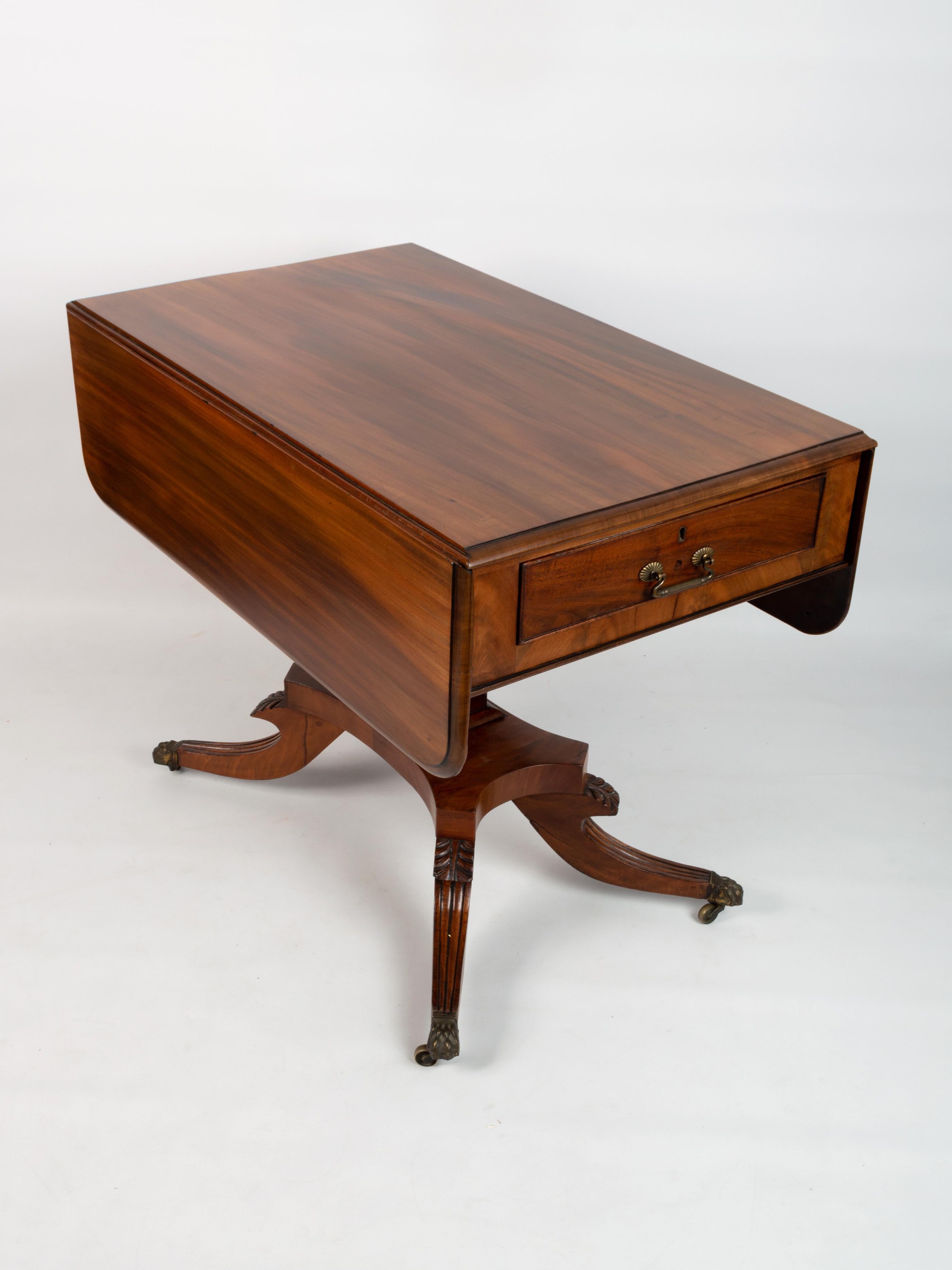 Acajou Ancienne table de petit déjeuner Pembroke de style English Regency en acajou à feuilles tombantes, vers 1820 en vente