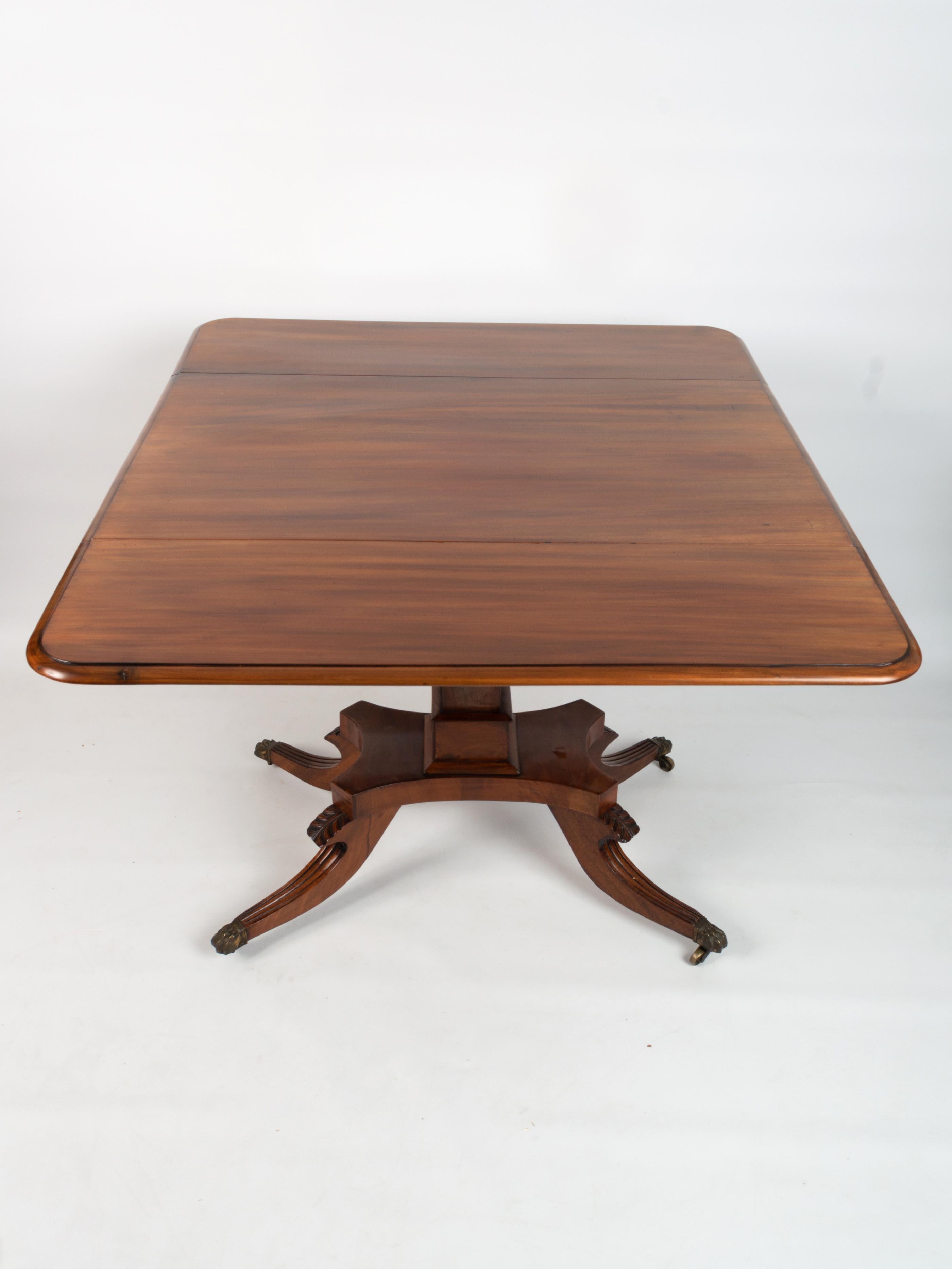 Ancienne table de petit déjeuner Pembroke de style English Regency en acajou à feuilles tombantes, vers 1820 en vente 2