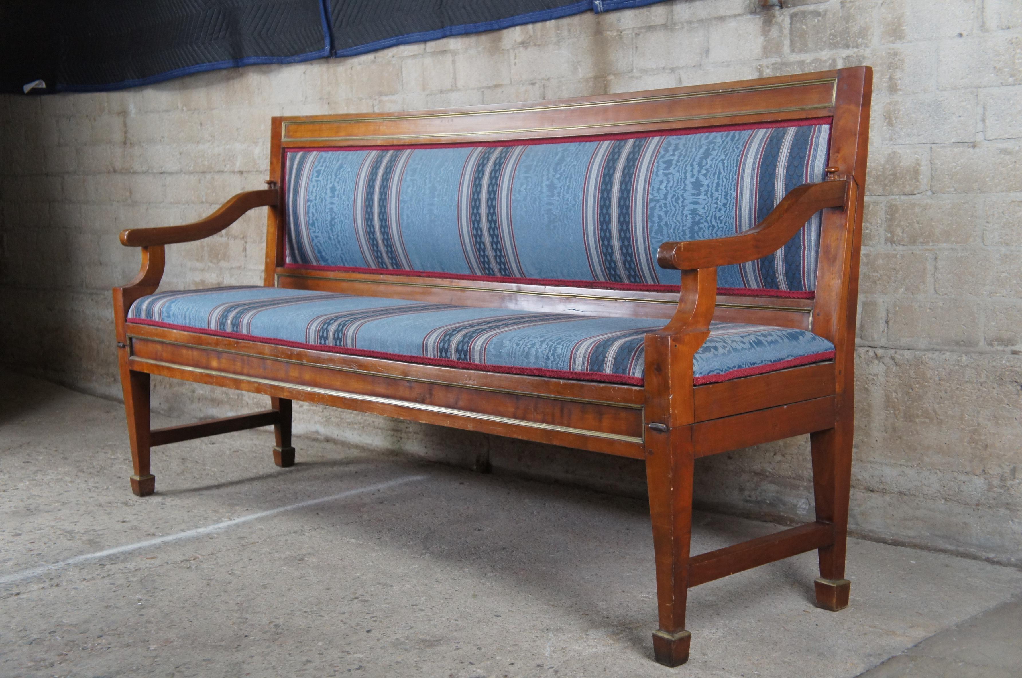 Antique English Regency Mahogany Folding Bench Loveseat Sleeper Sofa Campaign In Good Condition For Sale In Dayton, OH