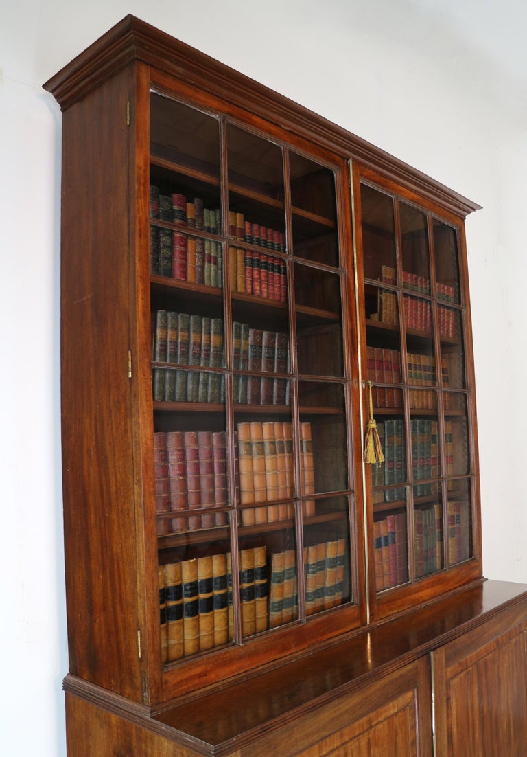 Ancienne bibliothèque de style Régence anglaise en acajou glacé En