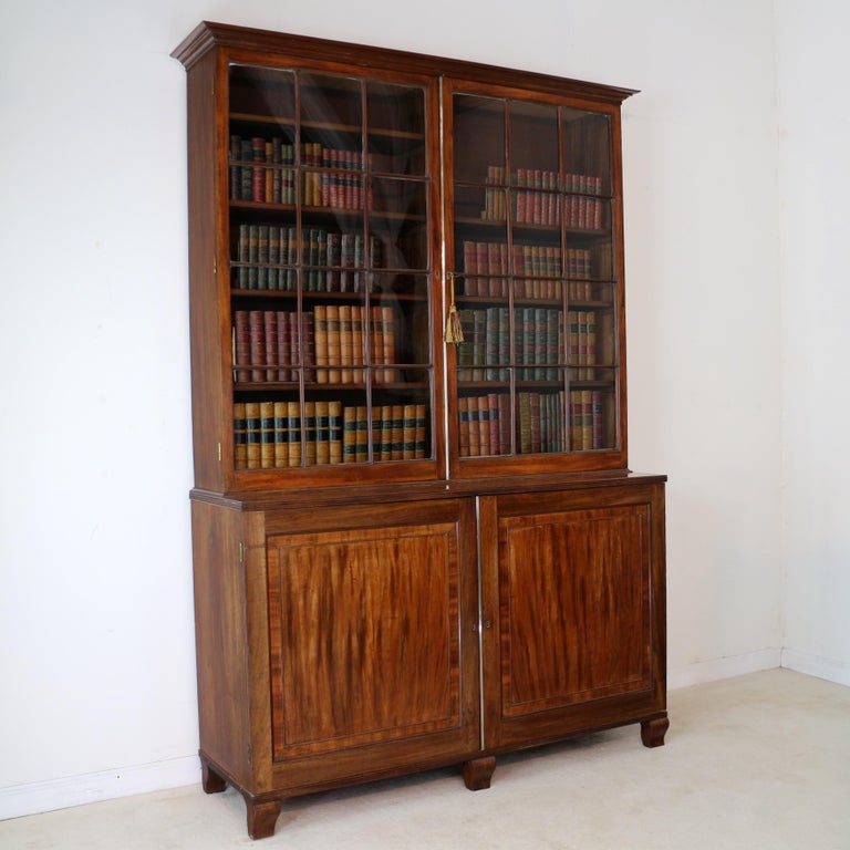 Ancienne bibliothèque de style Régence anglaise en acajou glacé En