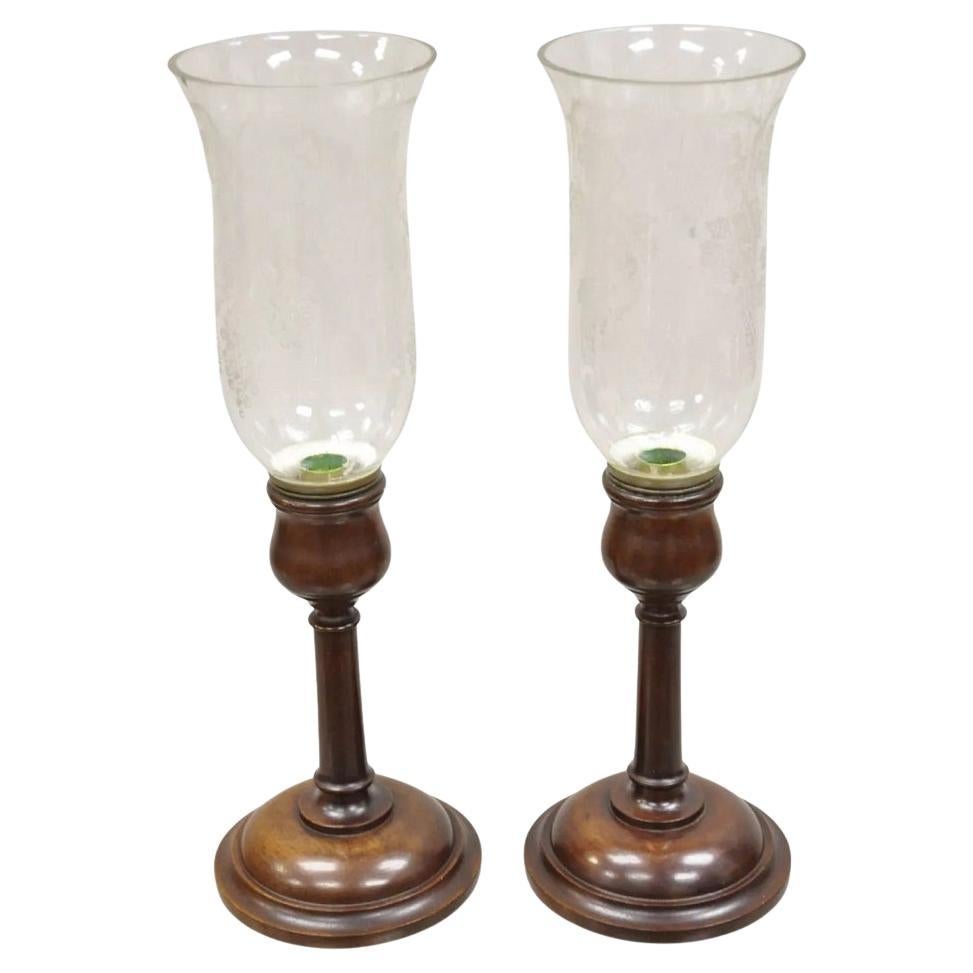 Antiguos candelabros de caoba de la Regencia Inglesa con pantalla de cristal - un par