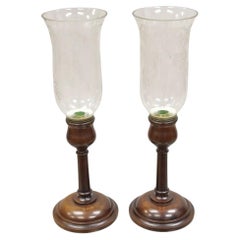 Antiguos candelabros de caoba de la Regencia Inglesa con pantalla de cristal - un par