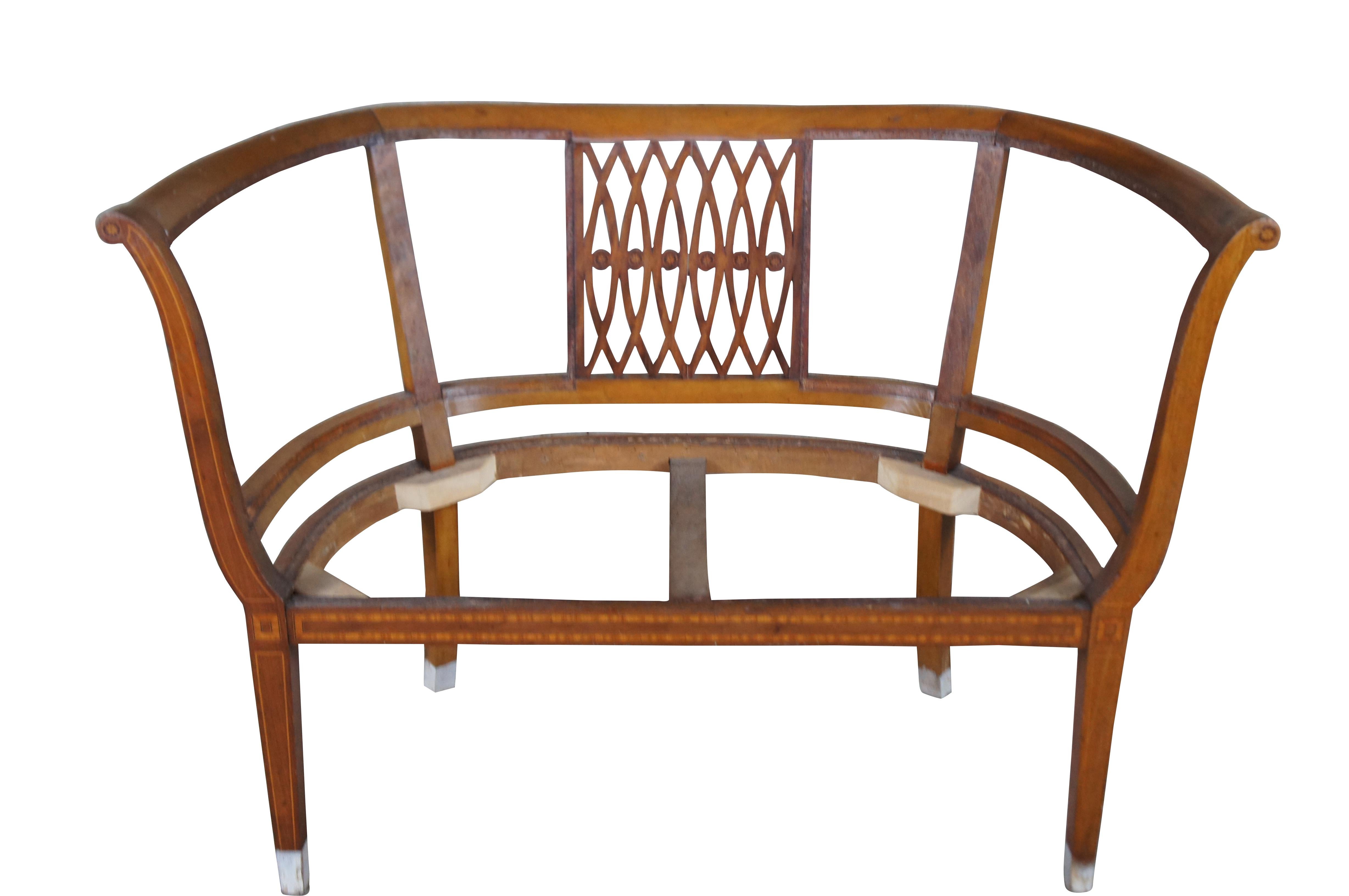 Charmante englische Regency Parlor Suite aus dem 19. Jahrhundert.  Er hat die Form eines Barrel Back mit ausgestellten Armen.  Die Garnitur ist aus Mahagoniholz gefertigt und hat einen mit Blattwerk eingelegten, verflochtenen Rücken, eine Querleiste