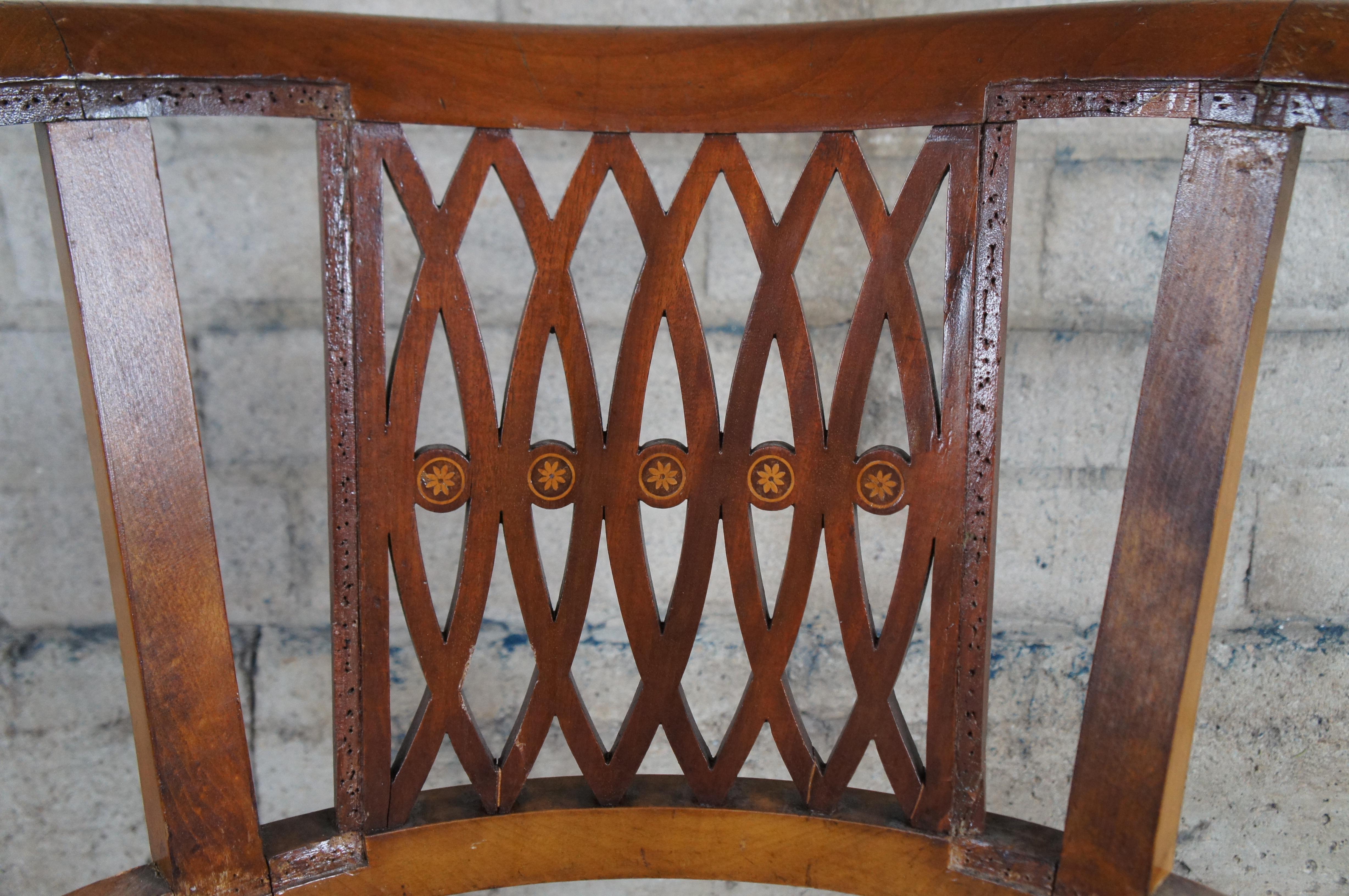 Antike englische Regency-Parlor-Suite-Sessel aus Mahagoni mit Intarsien und Fassrückenlehne (19. Jahrhundert) im Angebot