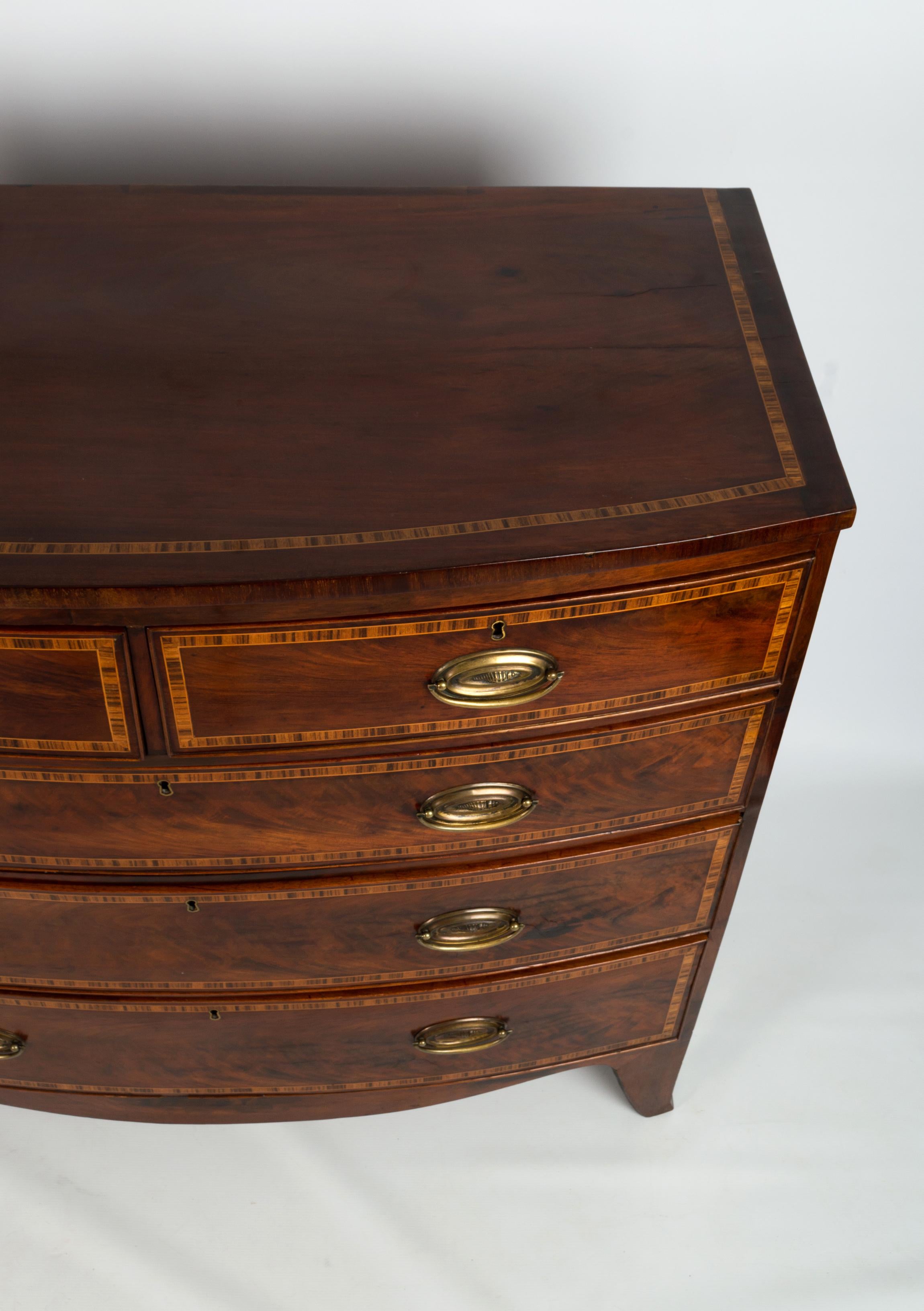 Antique English Regency Mahogany Inlaid Bow Front Chest Of Drawers C.1815 In Good Condition For Sale In London, GB