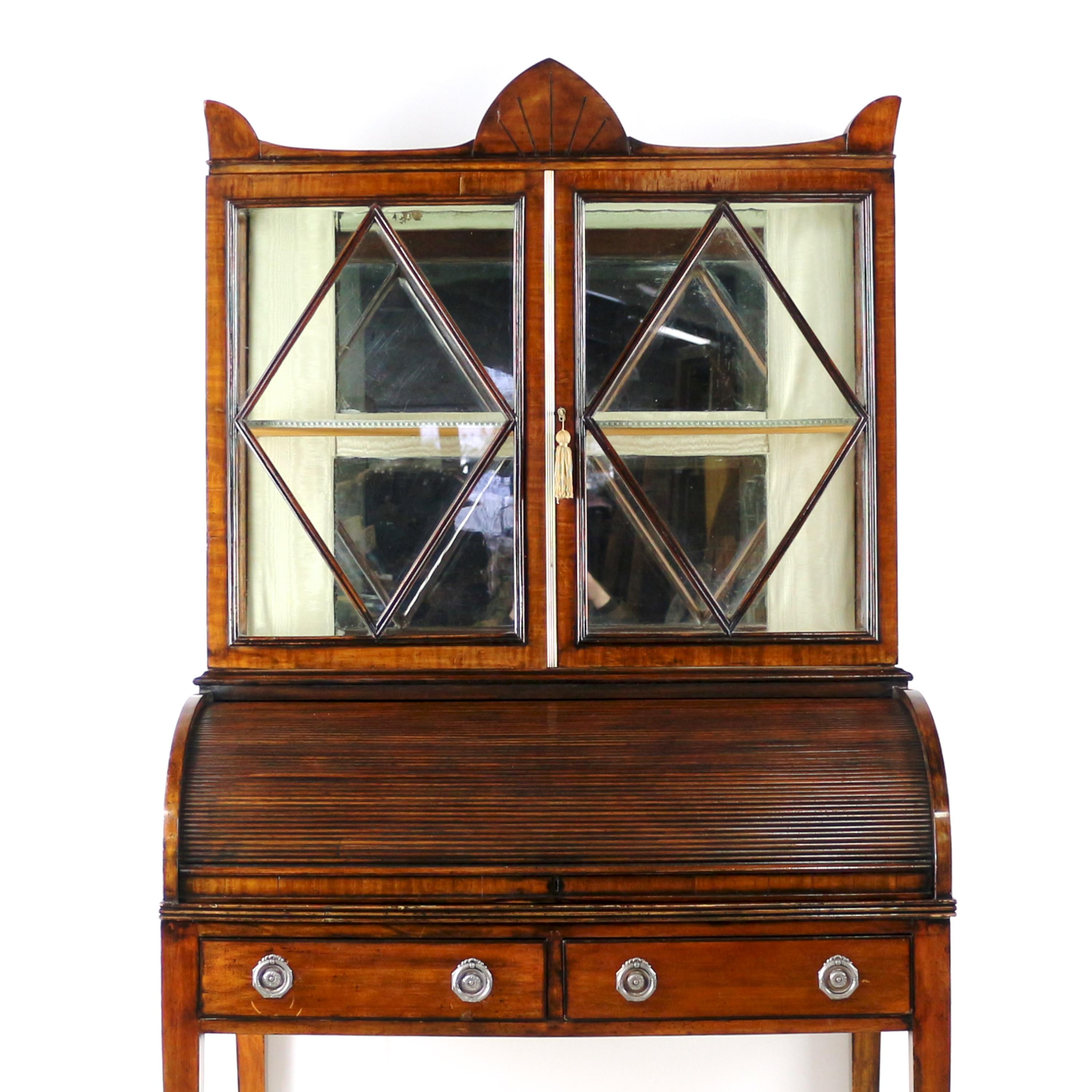 Antiker englischer Regency-Mahagoni- Tambour-Schreibtisch-Schreibtisch-Schrank für Damen im Regency-Stil (Handgefertigt) im Angebot