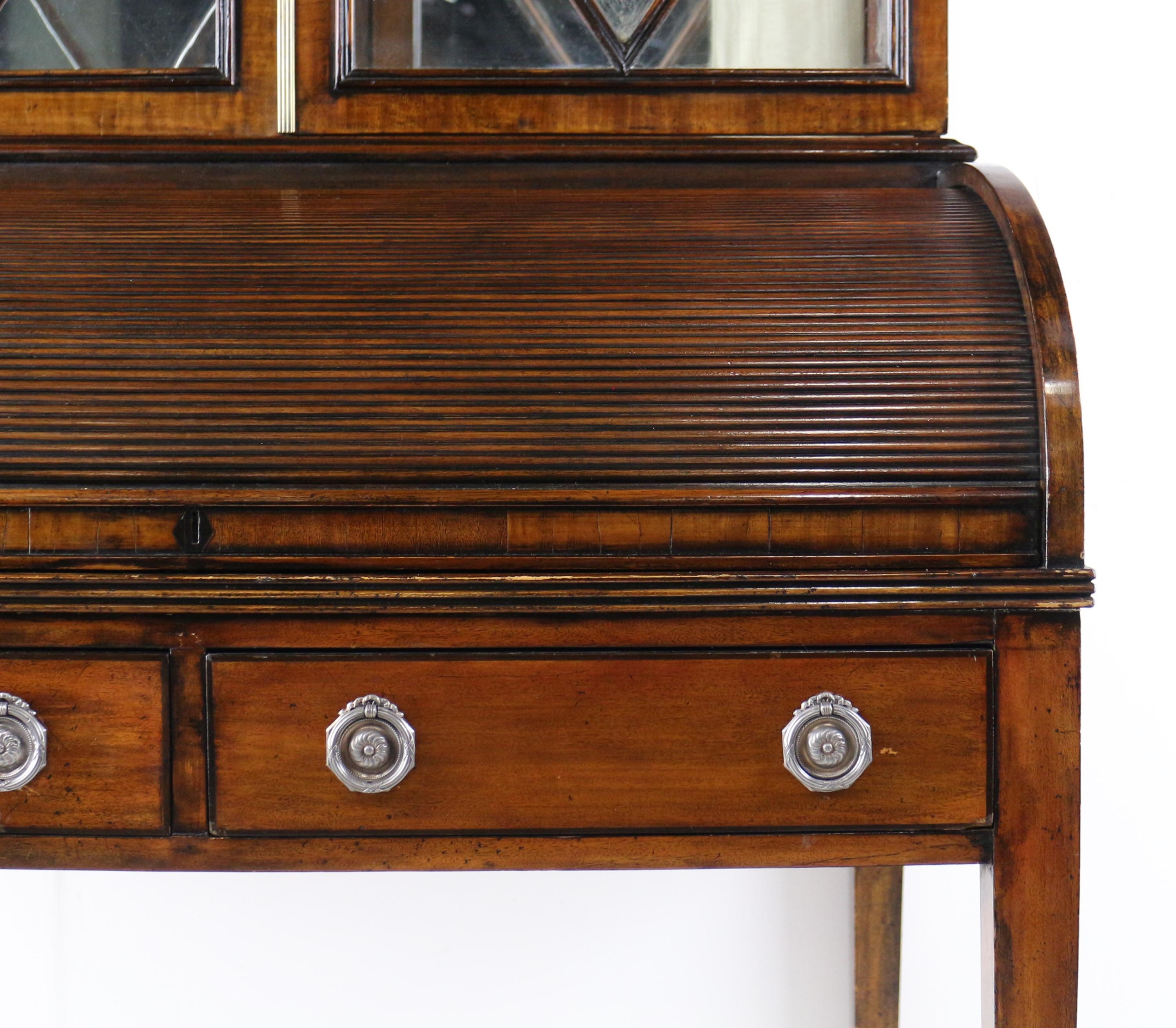 Antiker englischer Regency-Mahagoni- Tambour-Schreibtisch-Schreibtisch-Schrank für Damen im Regency-Stil (19. Jahrhundert) im Angebot