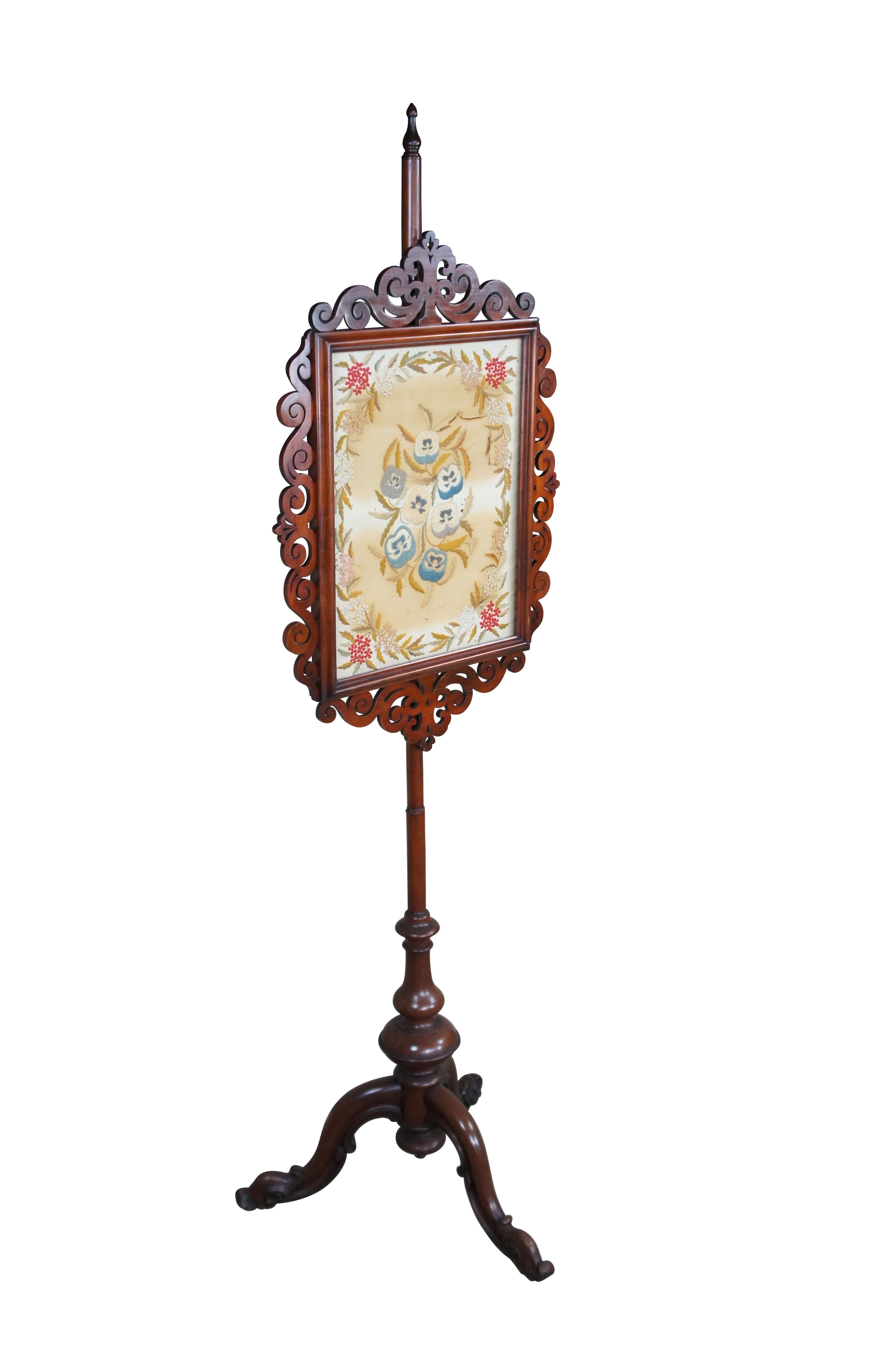 Ancien poteau ou écran de cheminée de style Regency / Georgian anglais sur pied.  Fabriqué en acajou, il présente un écran réglable à volutes, percé et réticulé, encadrant une tapisserie florale soutenue par une fleur de lys française.  Le mât