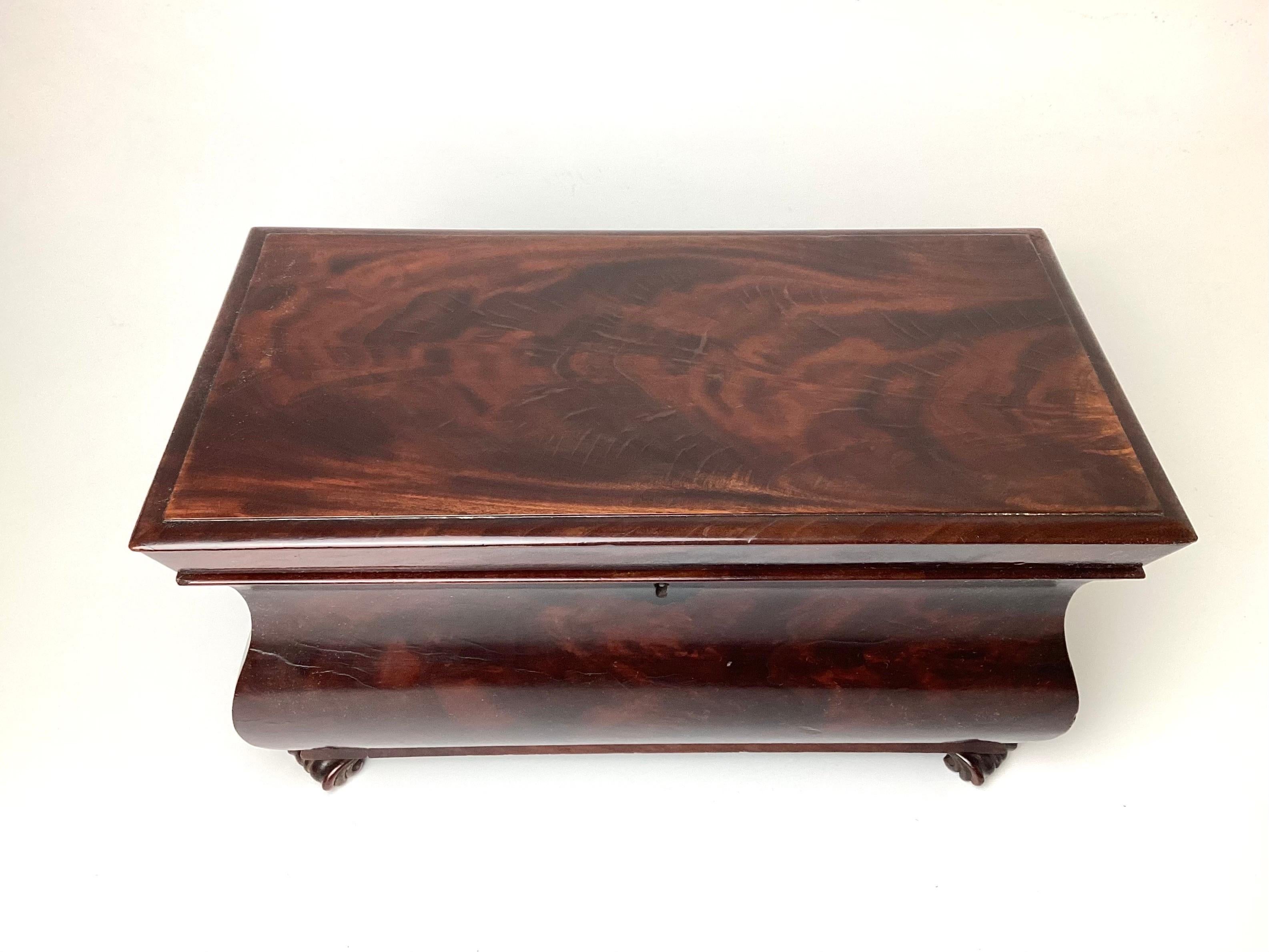 Antique English Regency Mahogany Tea Caddy In Excellent Condition For Sale In Lambertville, NJ