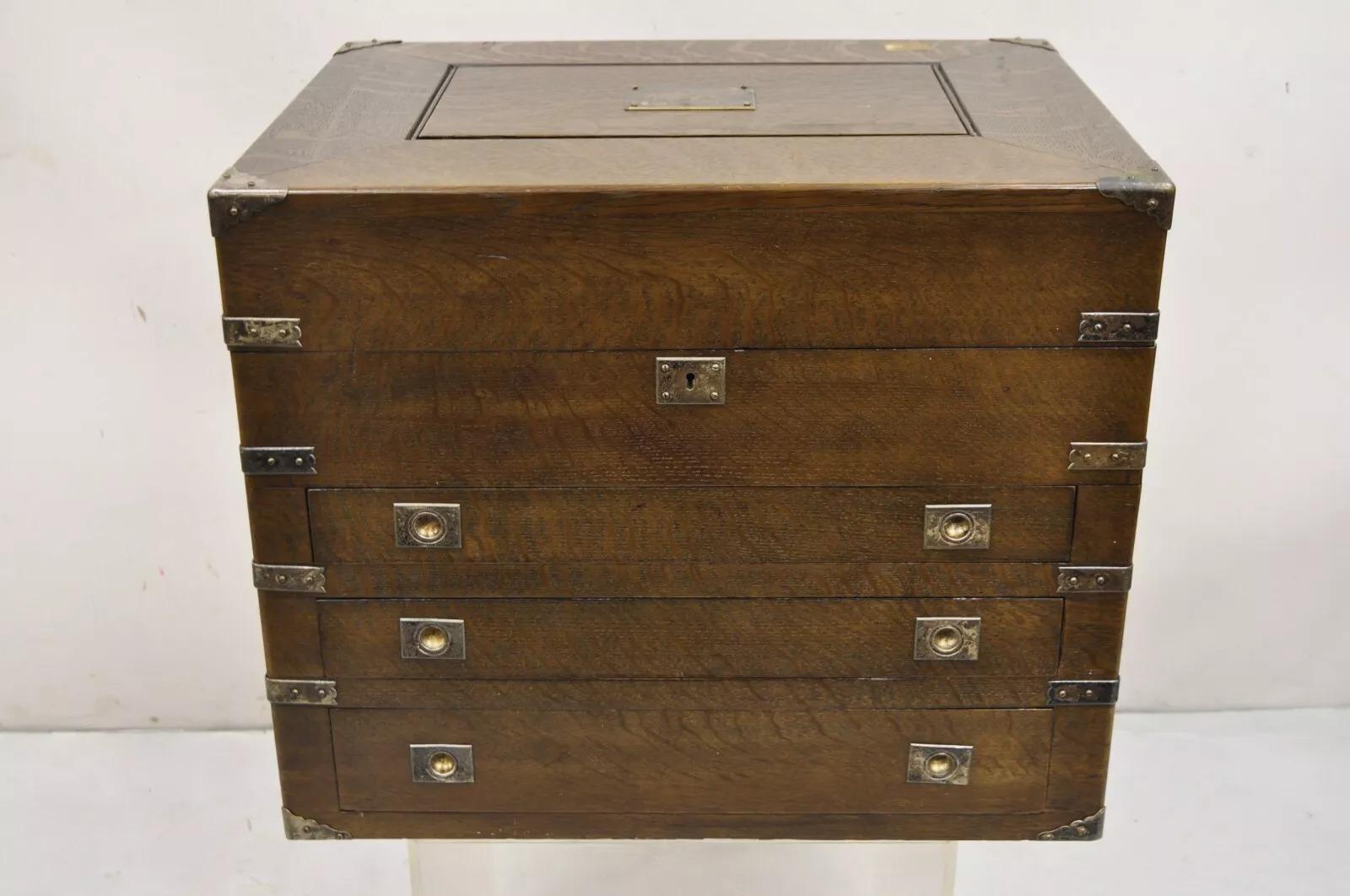 Antike englische Regency Eiche Holz große Campaigner Stil Besteck Storage Chest. Der Artikel zeichnet sich durch eine beeindruckende Größe, einen angepassten Innenraum für Besteck, 3 Schubladen, einen Klappdeckel, seitliche Griffe und eine schöne