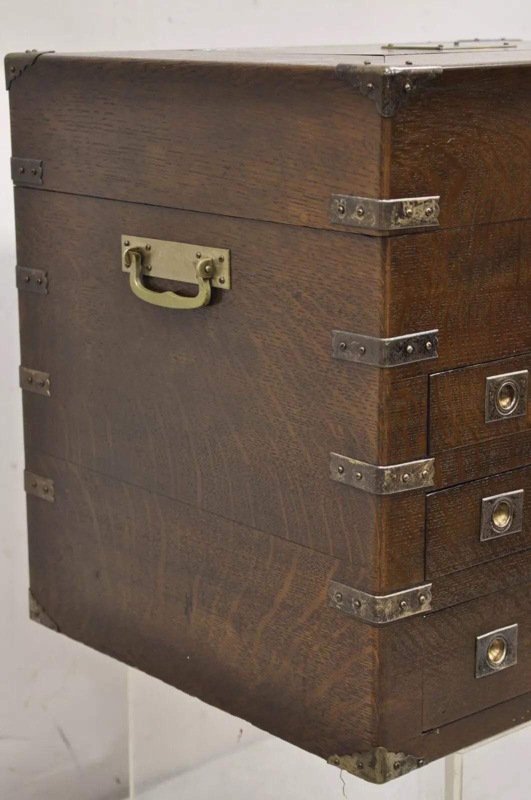 Antike englische Regency-Kommode aus Eichenholz und Holz im Campaign-Stil im Zustand „Gut“ im Angebot in Philadelphia, PA