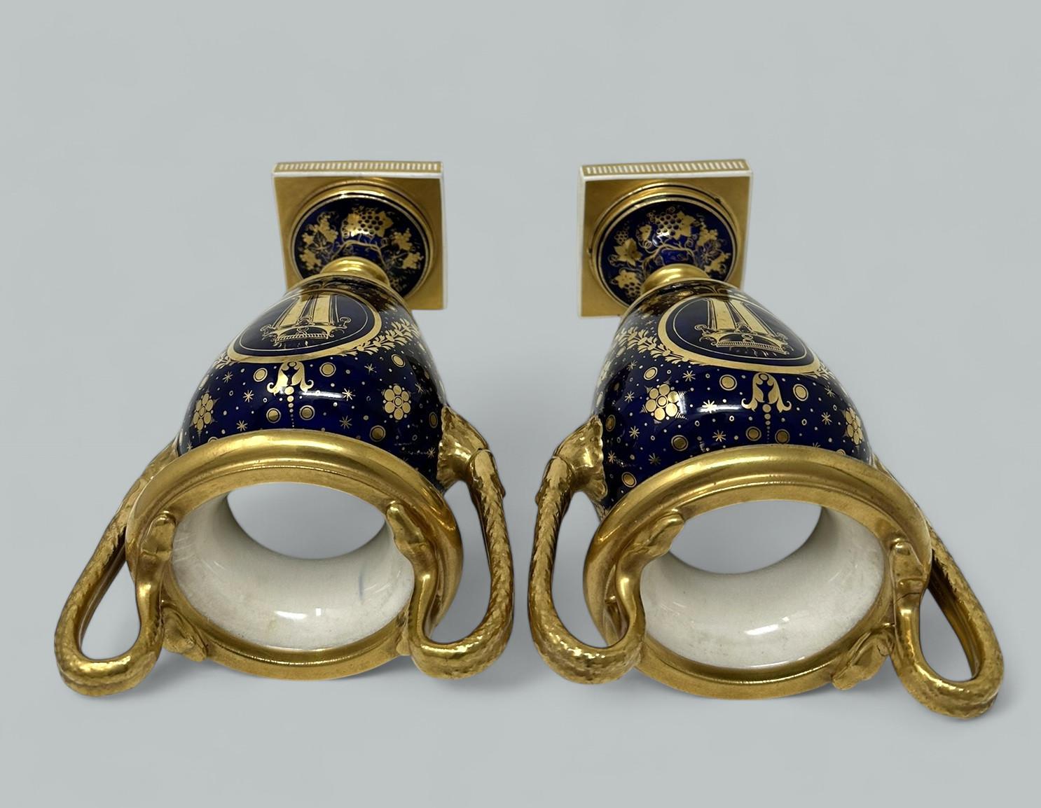 Antica coppia inglese Regency Coalport o Rockingham Urns Vases Centerpieces 1815 in vendita 4