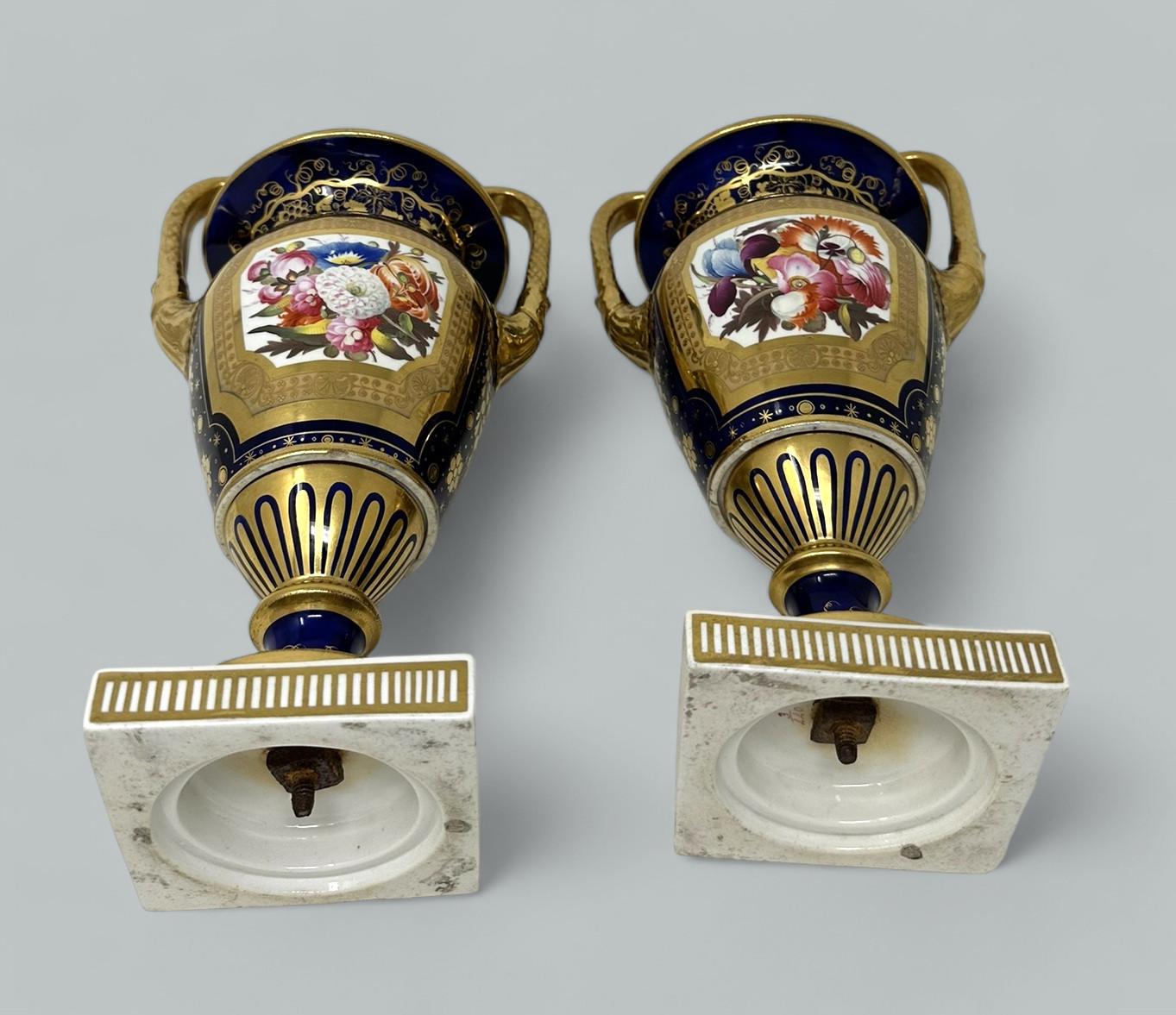 Antica coppia inglese Regency Coalport o Rockingham Urns Vases Centerpieces 1815 in vendita 5