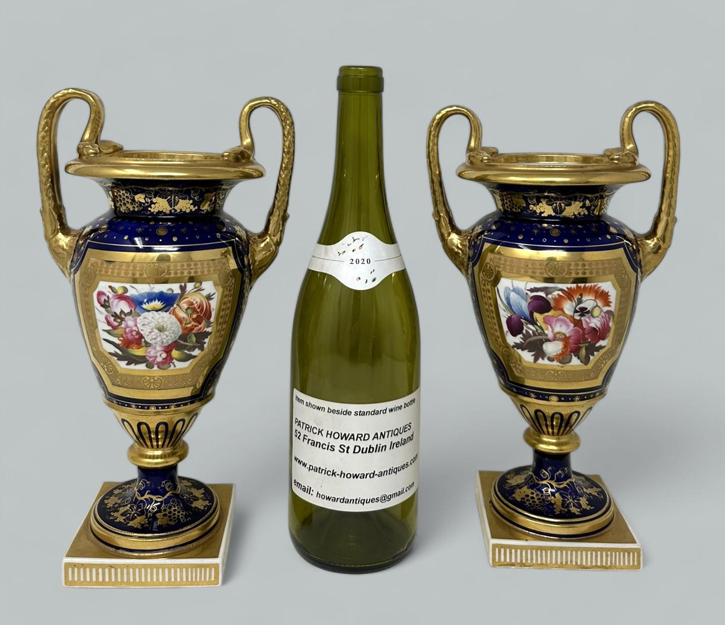 Antica coppia inglese Regency Coalport o Rockingham Urns Vases Centerpieces 1815 in vendita 6