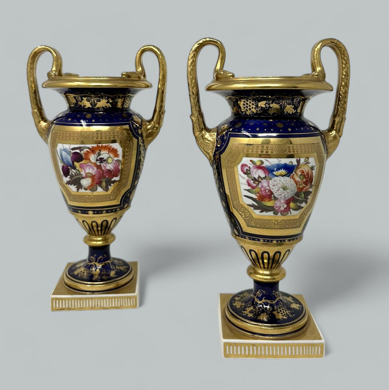 Splendida coppia di vasi da camino a due manici dipinti a mano, di qualità museale, di forma ovoidale e terminanti su basi quadrate. Attribuito con certezza alle fabbriche di Coalport o Rockingham. 

Ciascuna riserva centrale è squisitamente dipinta