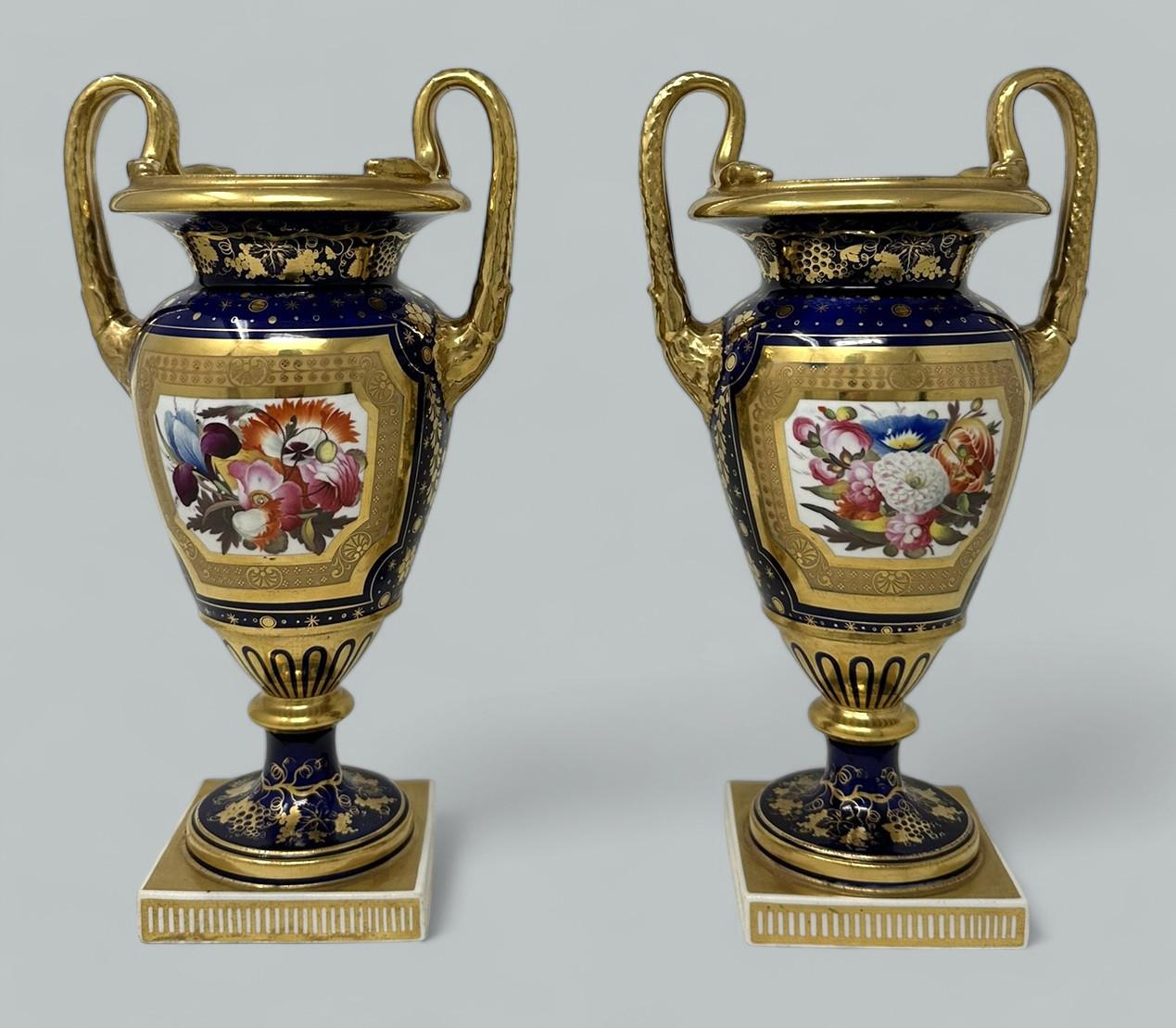 Inglese Antica coppia inglese Regency Coalport o Rockingham Urns Vases Centerpieces 1815 in vendita