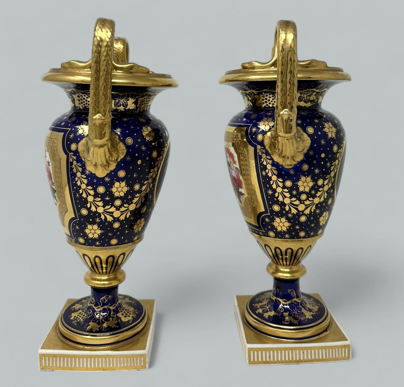 Antica coppia inglese Regency Coalport o Rockingham Urns Vases Centerpieces 1815 In condizioni buone in vendita a Dublin, Ireland