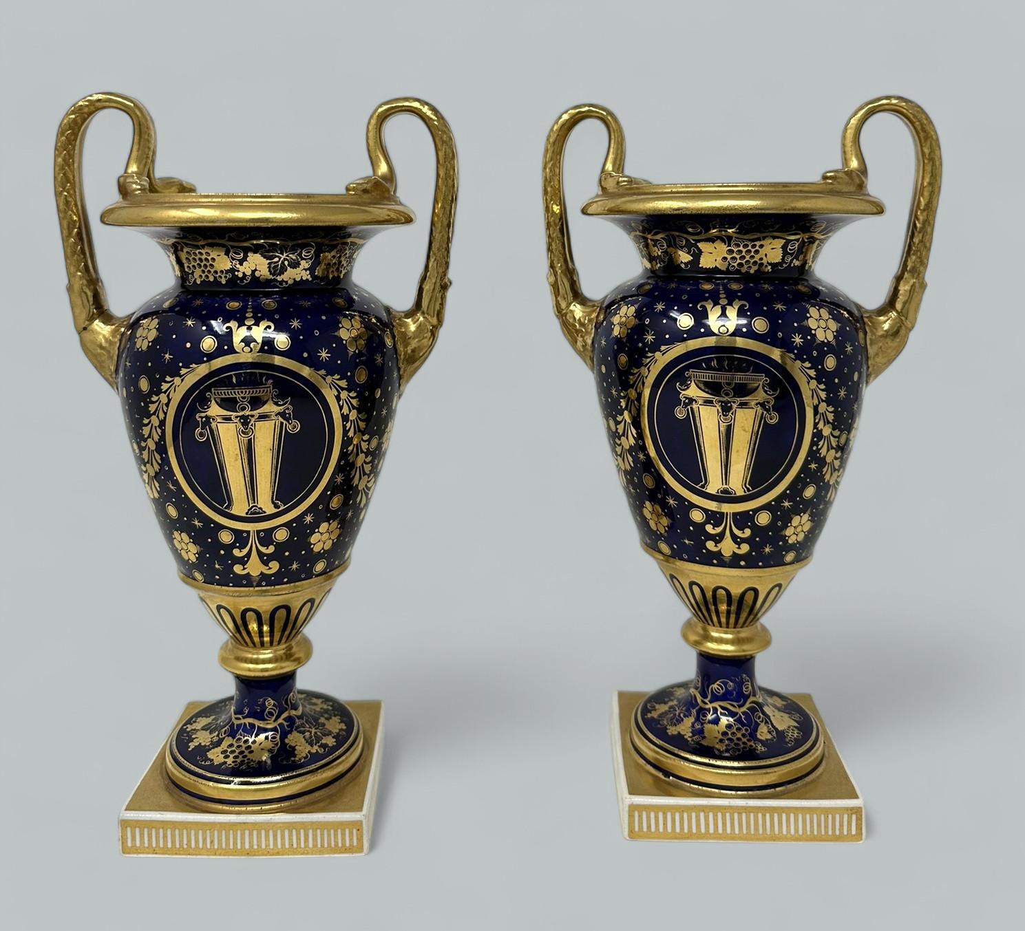 XIX secolo Antica coppia inglese Regency Coalport o Rockingham Urns Vases Centerpieces 1815 in vendita