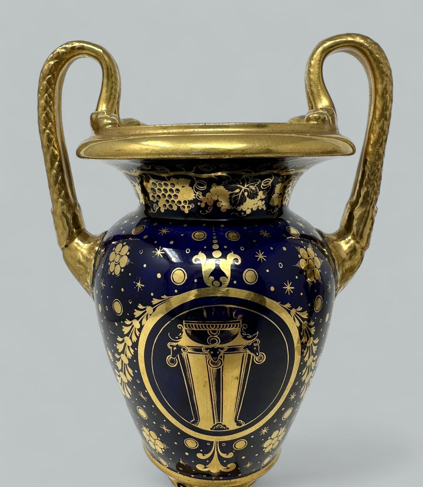 Ceramica Antica coppia inglese Regency Coalport o Rockingham Urns Vases Centerpieces 1815 in vendita