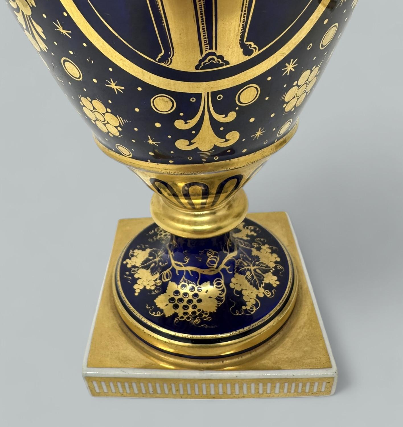 Antica coppia inglese Regency Coalport o Rockingham Urns Vases Centerpieces 1815 in vendita 1