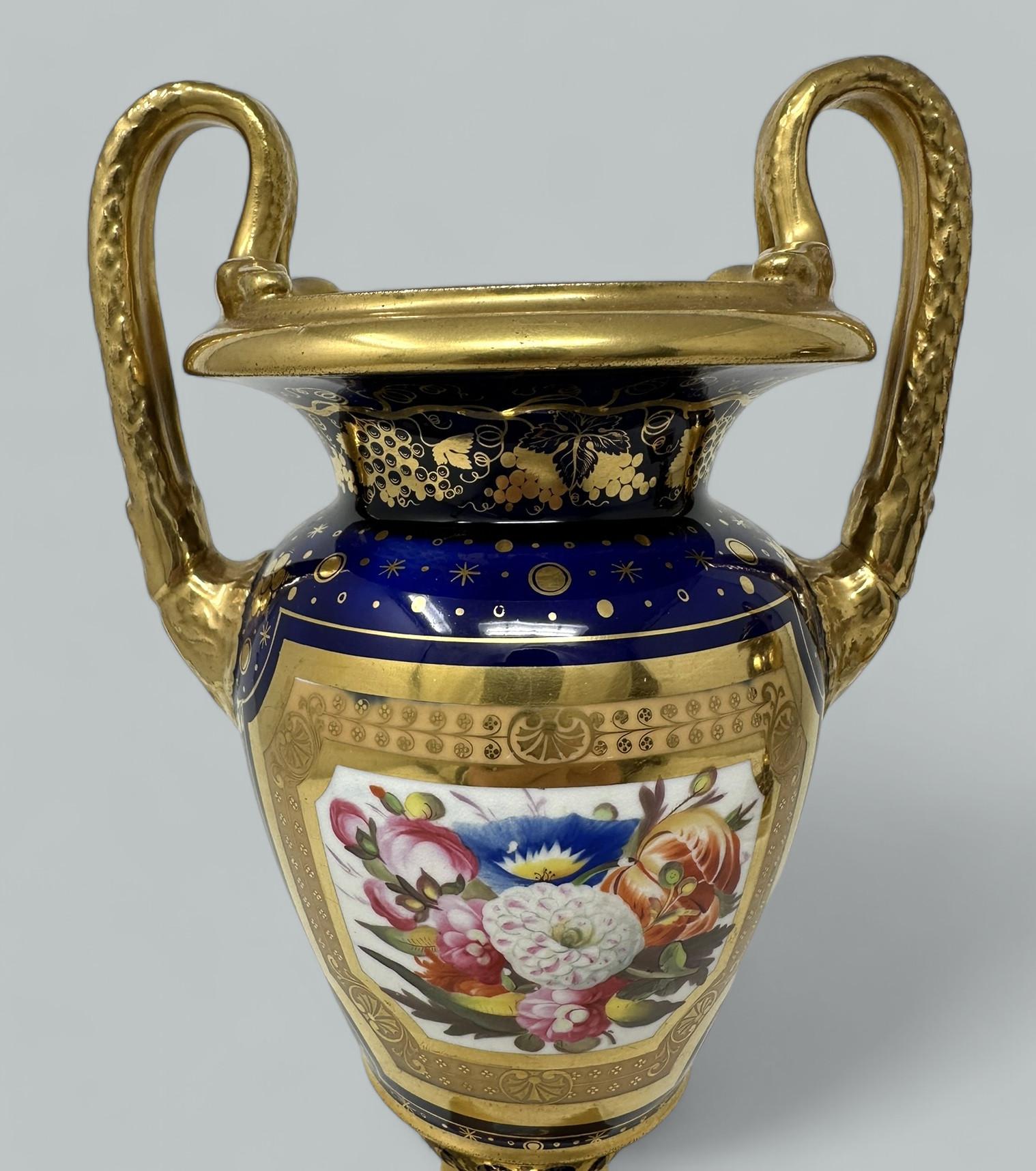 Antica coppia inglese Regency Coalport o Rockingham Urns Vases Centerpieces 1815 in vendita 2
