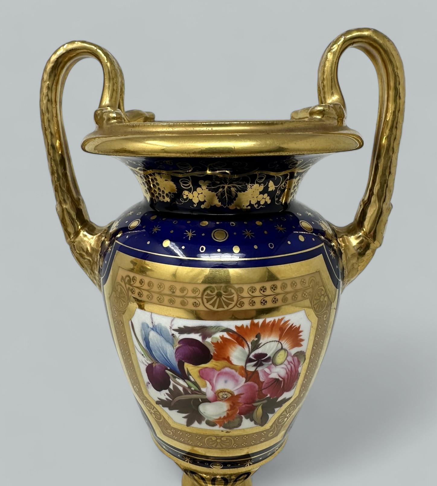 Antica coppia inglese Regency Coalport o Rockingham Urns Vases Centerpieces 1815 in vendita 3