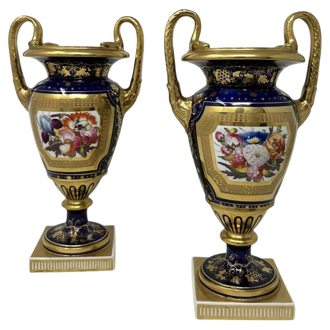 Antica coppia inglese Regency Coalport o Rockingham Urns Vases Centerpieces 1815