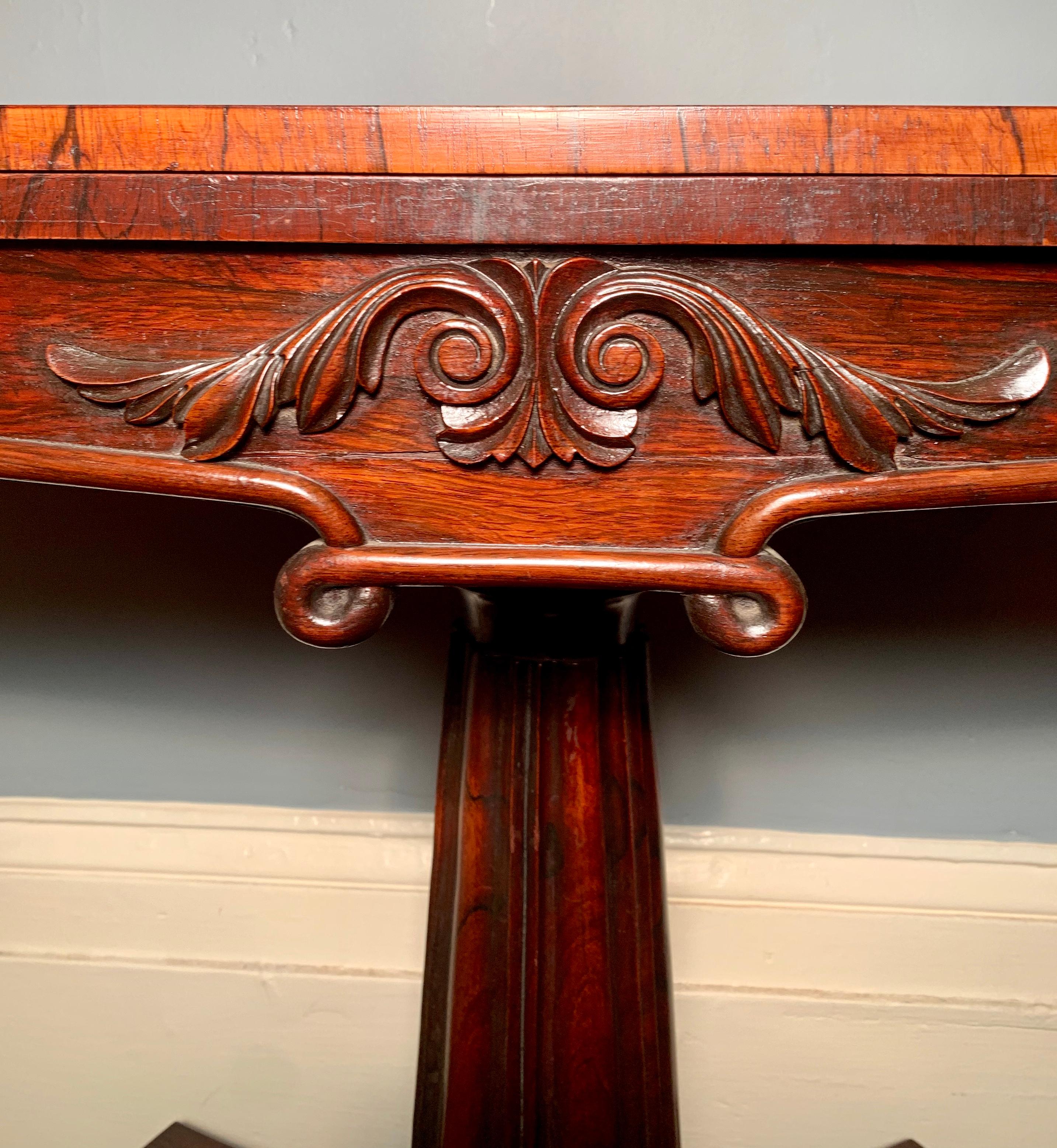 Antique table console en bois de rose de la période Régence anglaise, vers 1810-1830.

    