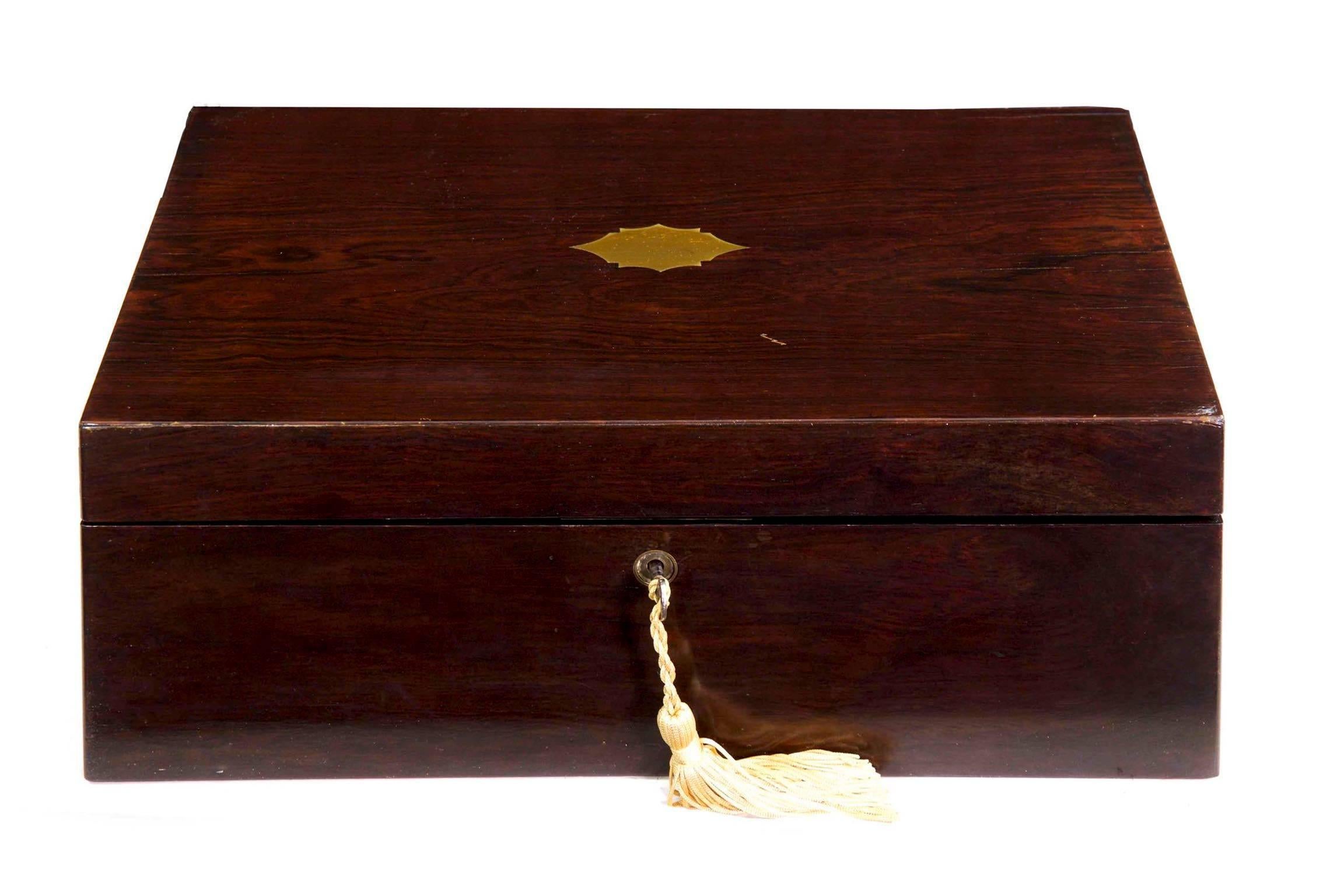 A very nice quality English Regency period rosewood and brass writing slope, this is a fine piece remaining in excellent original condition. It opens to reveal an early tooled green leather writing surface with a locking upper that opens to reveal a