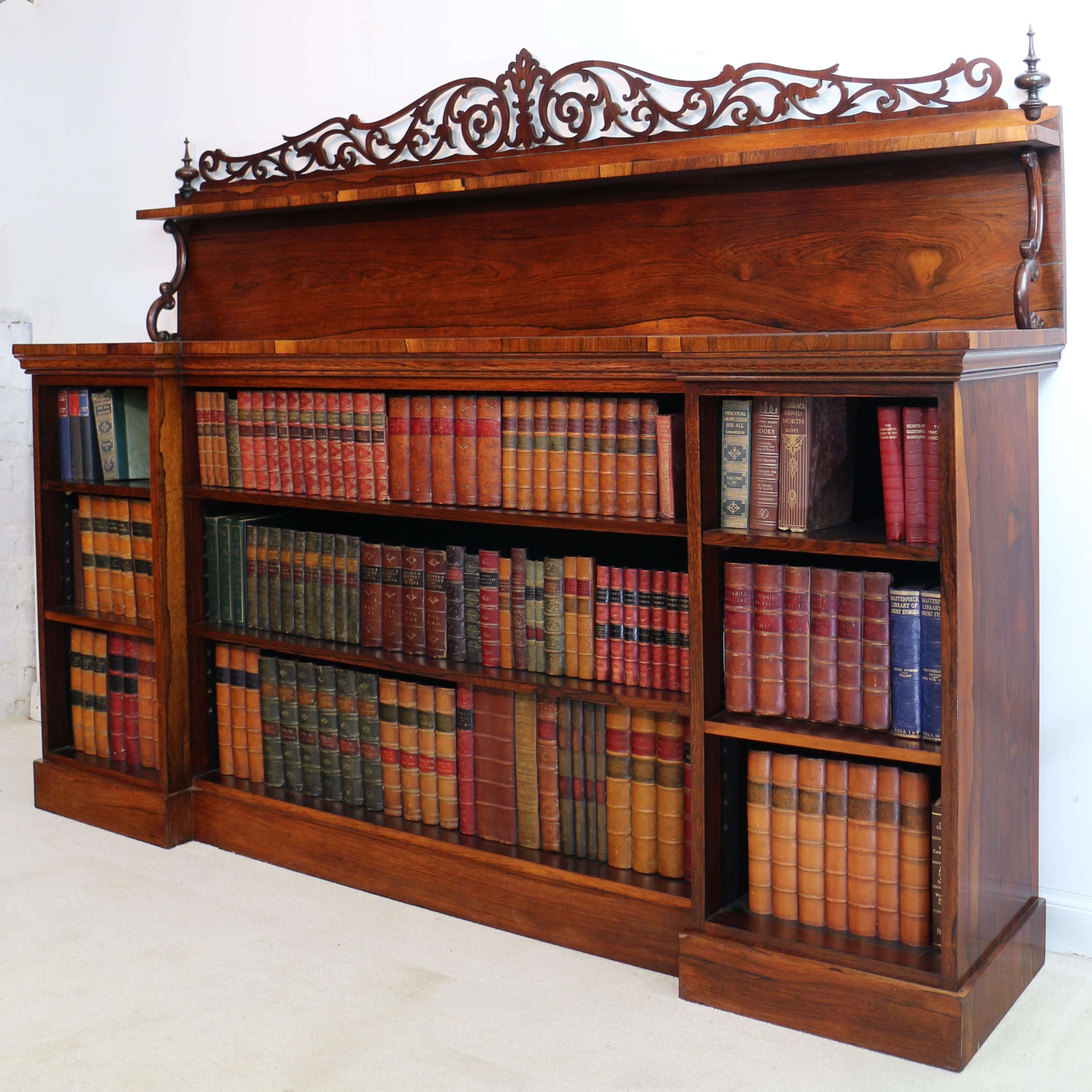 Antikes antikes englisches Regency-Bücherregal aus indischem Rosenholz mit umgedrehter Front (Englisch) im Angebot