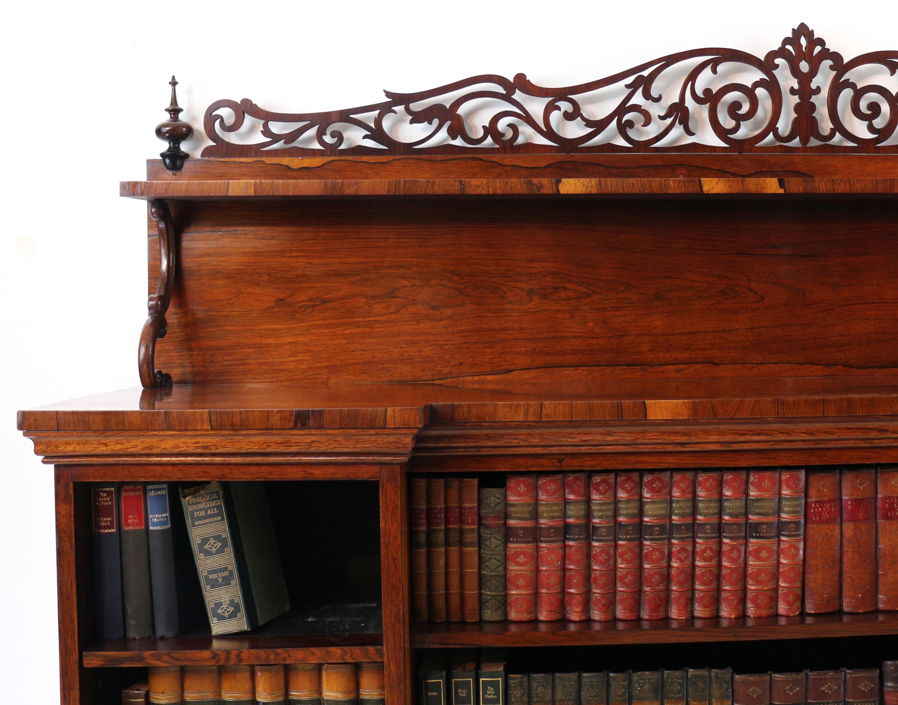 Antikes antikes englisches Regency-Bücherregal aus indischem Rosenholz mit umgedrehter Front im Zustand „Gut“ im Angebot in Glasgow, GB