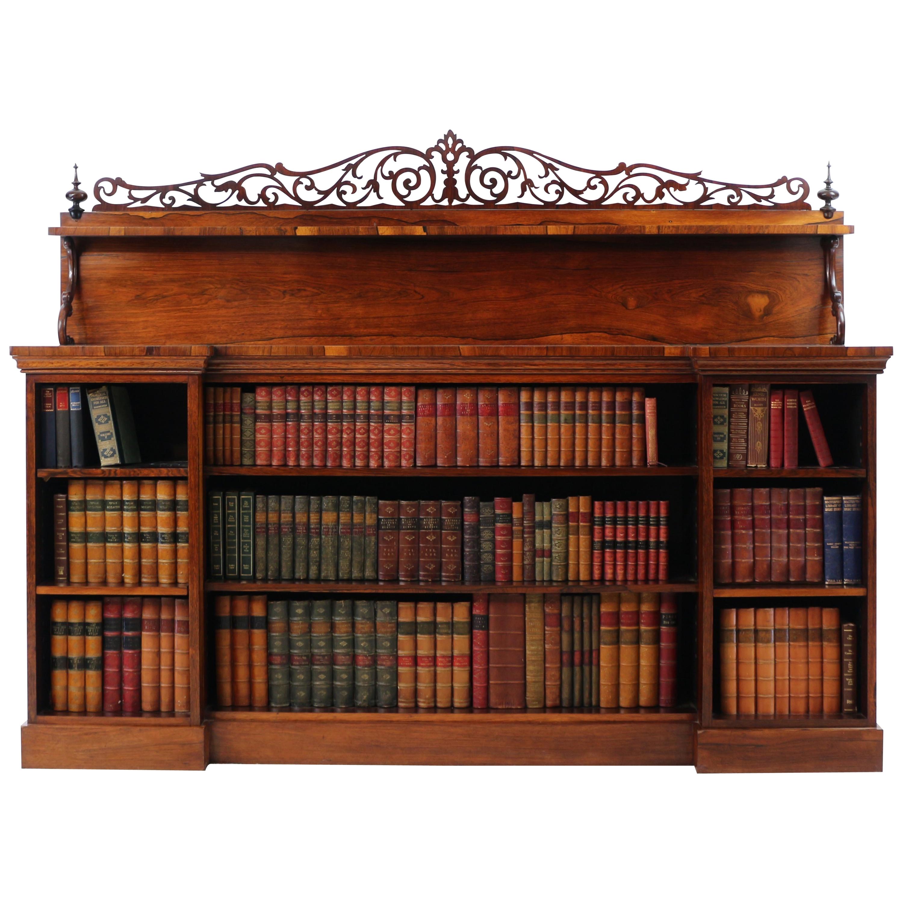 Ancienne bibliothèque anglaise de style Régence en bois de rose indien inversé à façade brisée
