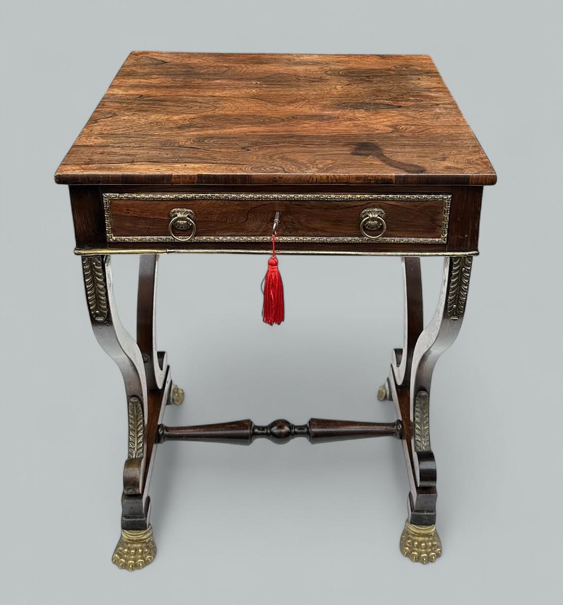 Regency Antico tavolino da lavoro o da salotto in legno di palissandro inglese della Reggenza, circa 1815 in vendita