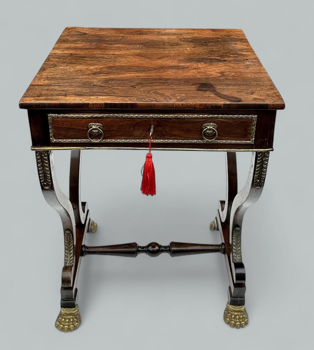 Britannico Antico tavolino da lavoro o da salotto in legno di palissandro inglese della Reggenza, circa 1815 in vendita