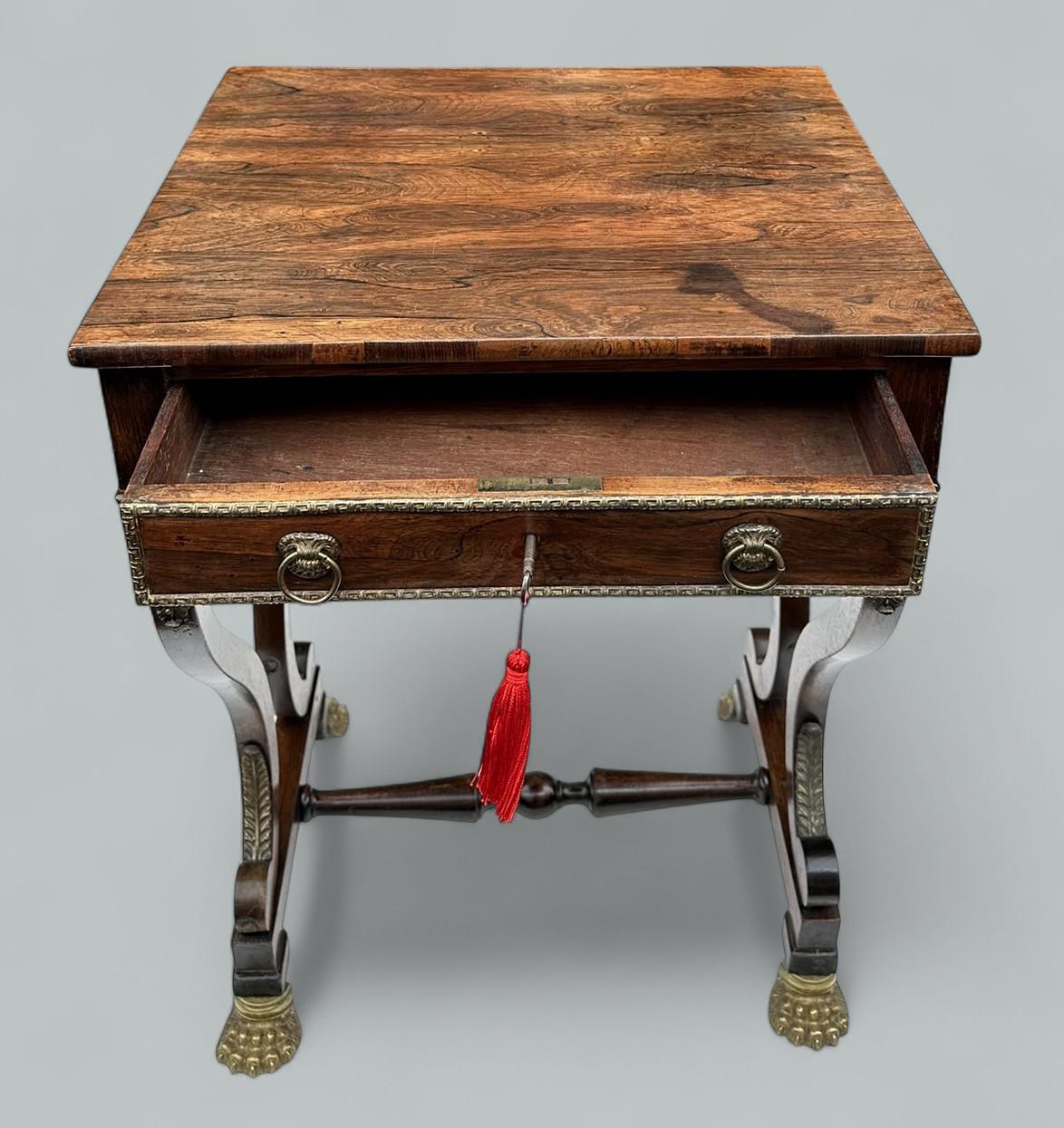 Lucidato Antico tavolino da lavoro o da salotto in legno di palissandro inglese della Reggenza, circa 1815 in vendita