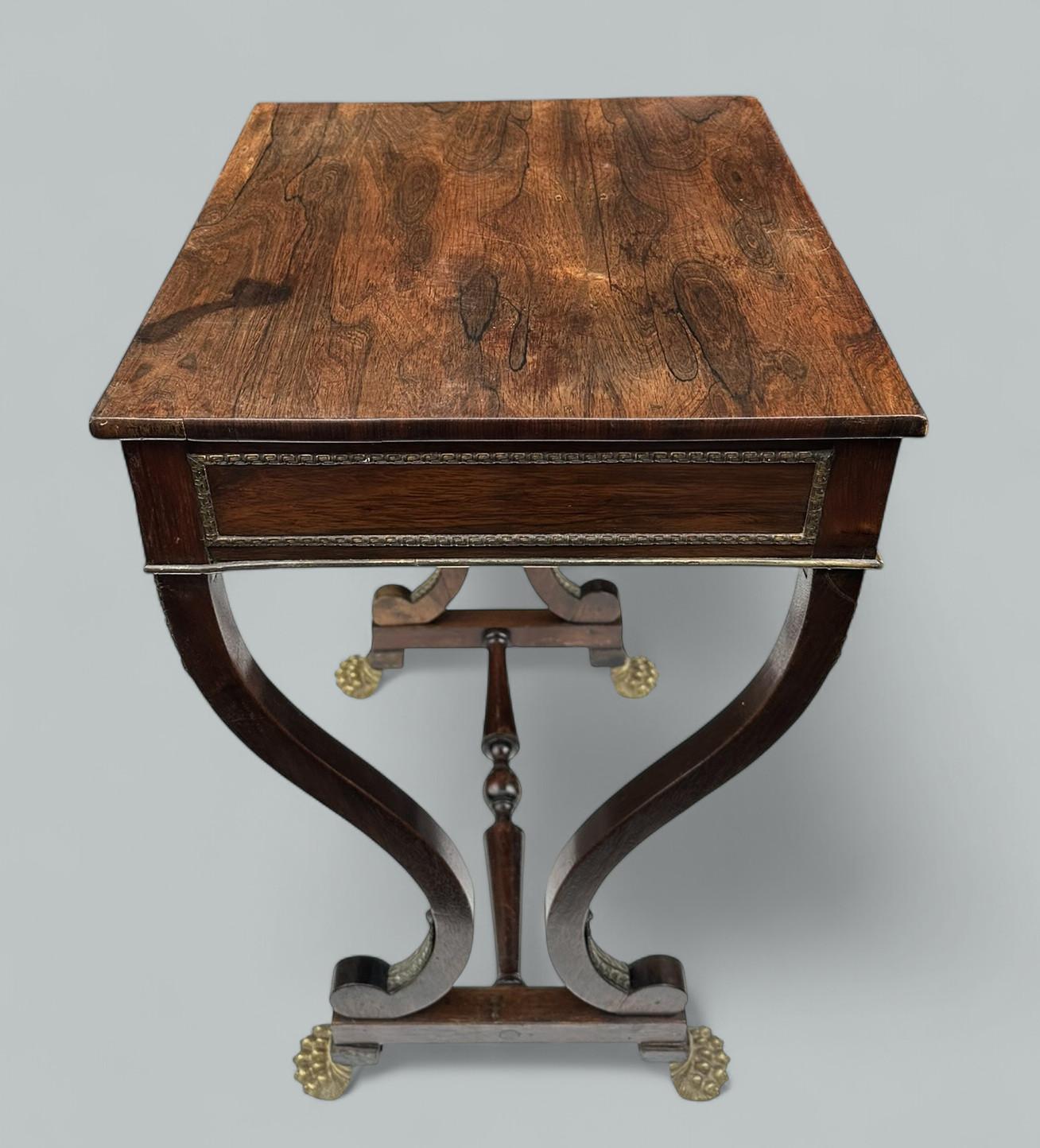 Mogano Antico tavolino da lavoro o da salotto in legno di palissandro inglese della Reggenza, circa 1815 in vendita