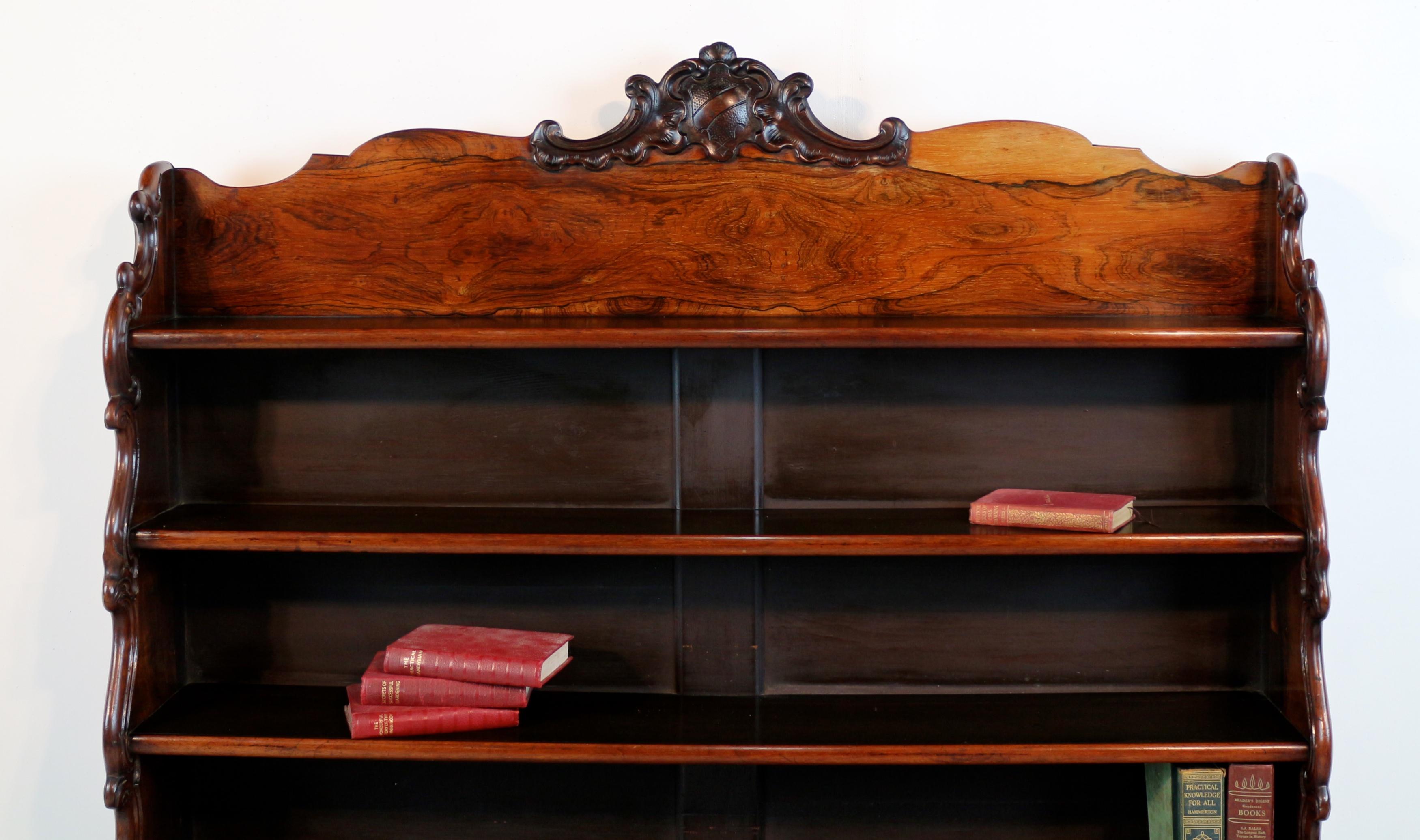 Sculpté à la main Ancienne bibliothèque Regency anglaise en bois de rose avec tiroirs en vente