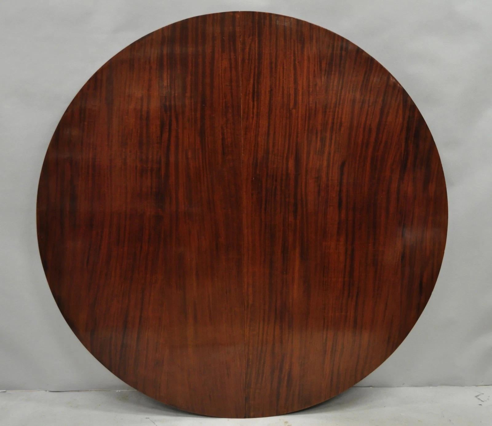 Antique English Regency Round Mahogany Extension Dining Banquet Table w 6 Leaves In Good Condition For Sale In Philadelphia, PA