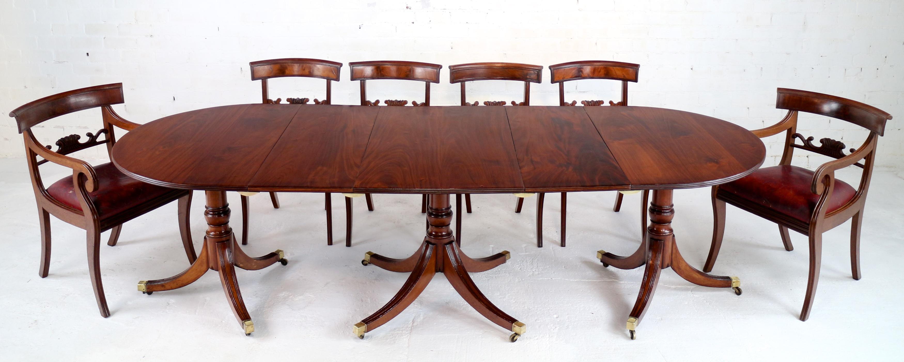 Antique English Regency Solid Mahogany Three Pillar Dining Table and 2 Leaves In Good Condition In Glasgow, GB