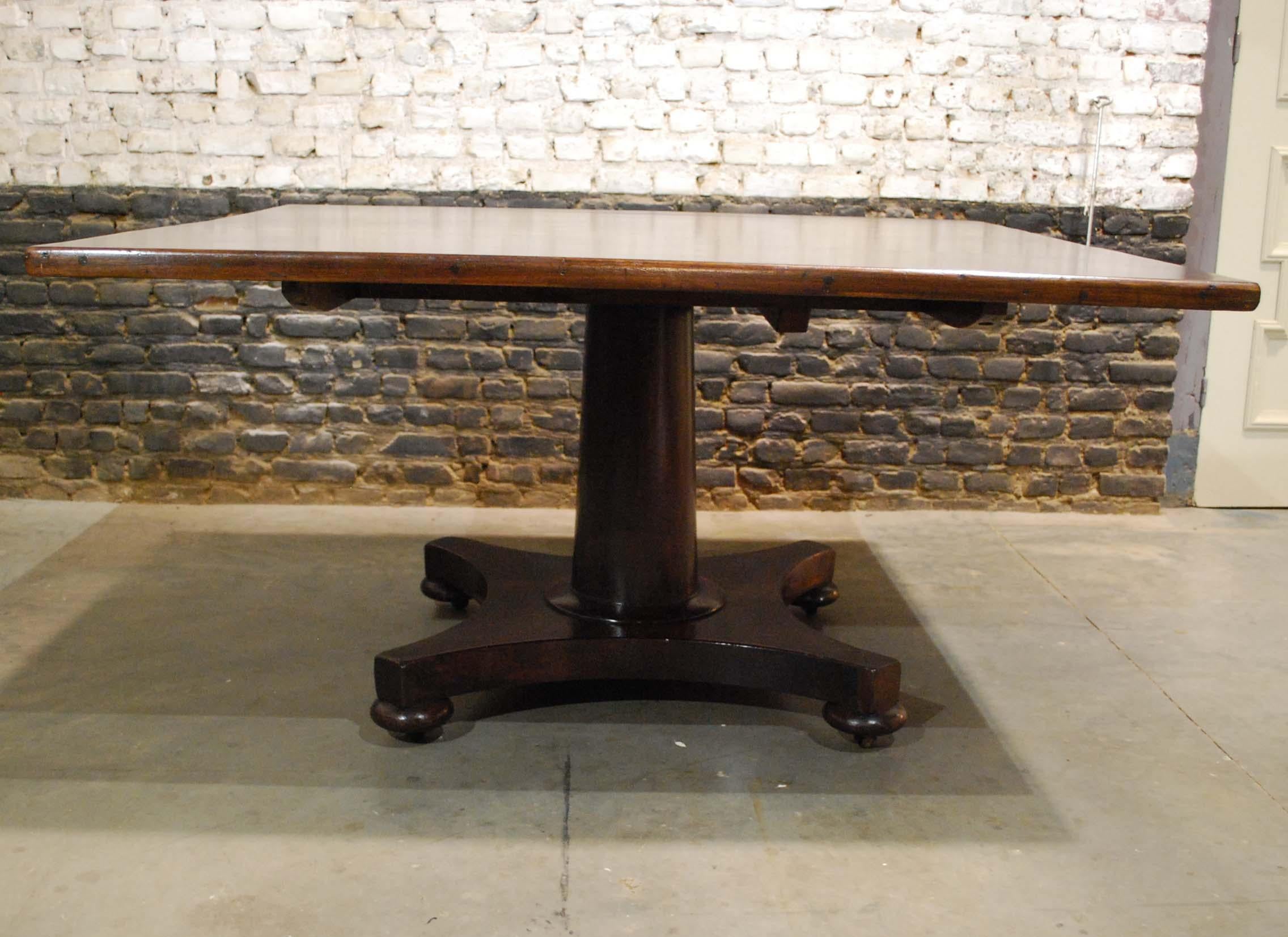 Dieser schöne große quadratische Tisch mit kippbarer Platte wurde um 1850 in England hergestellt. Die Decke ist aus echtem Mahagoni mit vertikaler Maserung gefertigt. Die Platte ist 1,38 Zoll dick und misst 55,71 mal 52,36 Zoll. Die Platte ist schön
