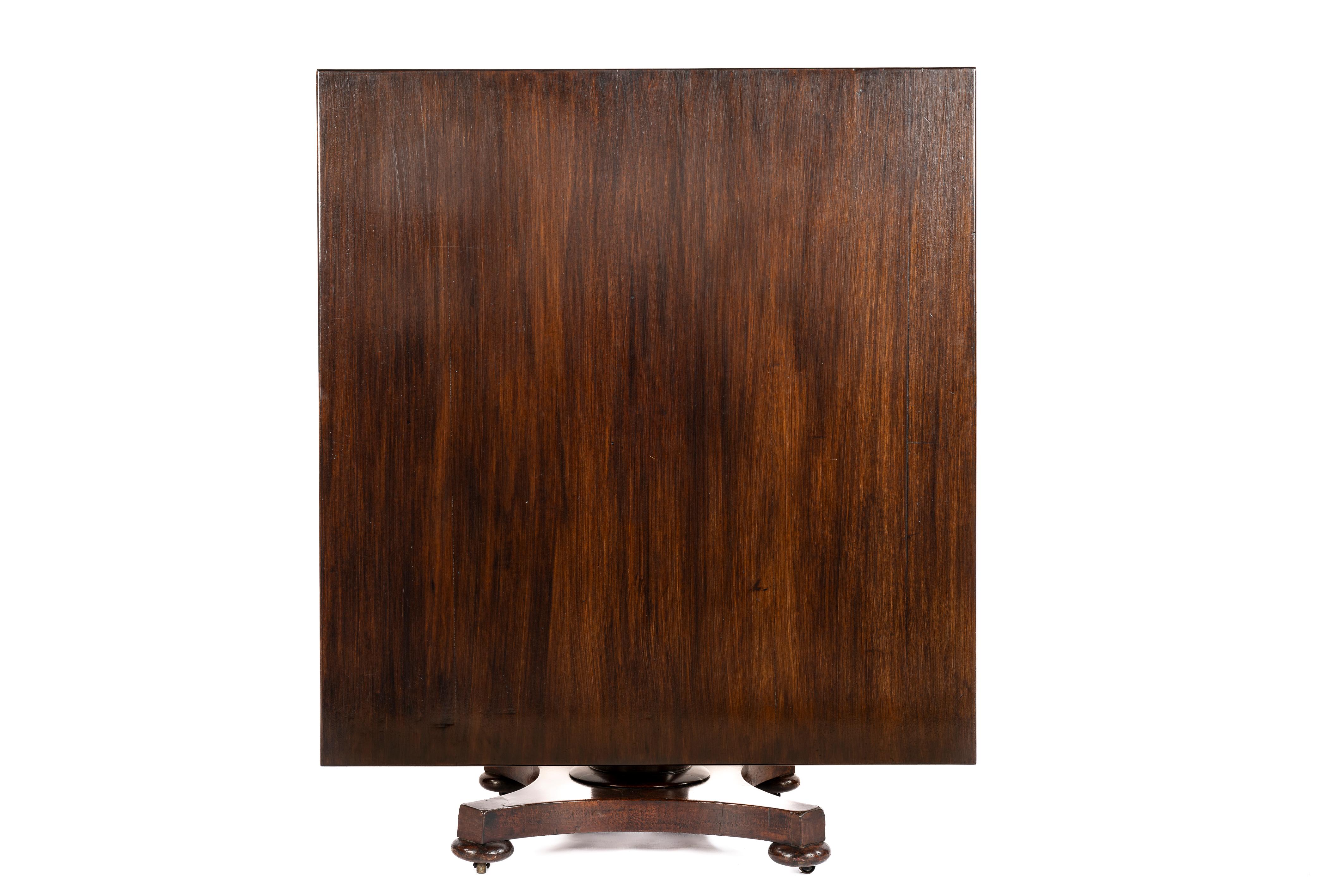 Cette belle grande table carrée à plateau basculant a été fabriquée en Angleterre, vers 1850. La table est en acajou véritable à grain vertical. Le plateau a une épaisseur de 1,38 pouce et mesure 55,71 par 52,36 pouces. Le plateau est magnifiquement