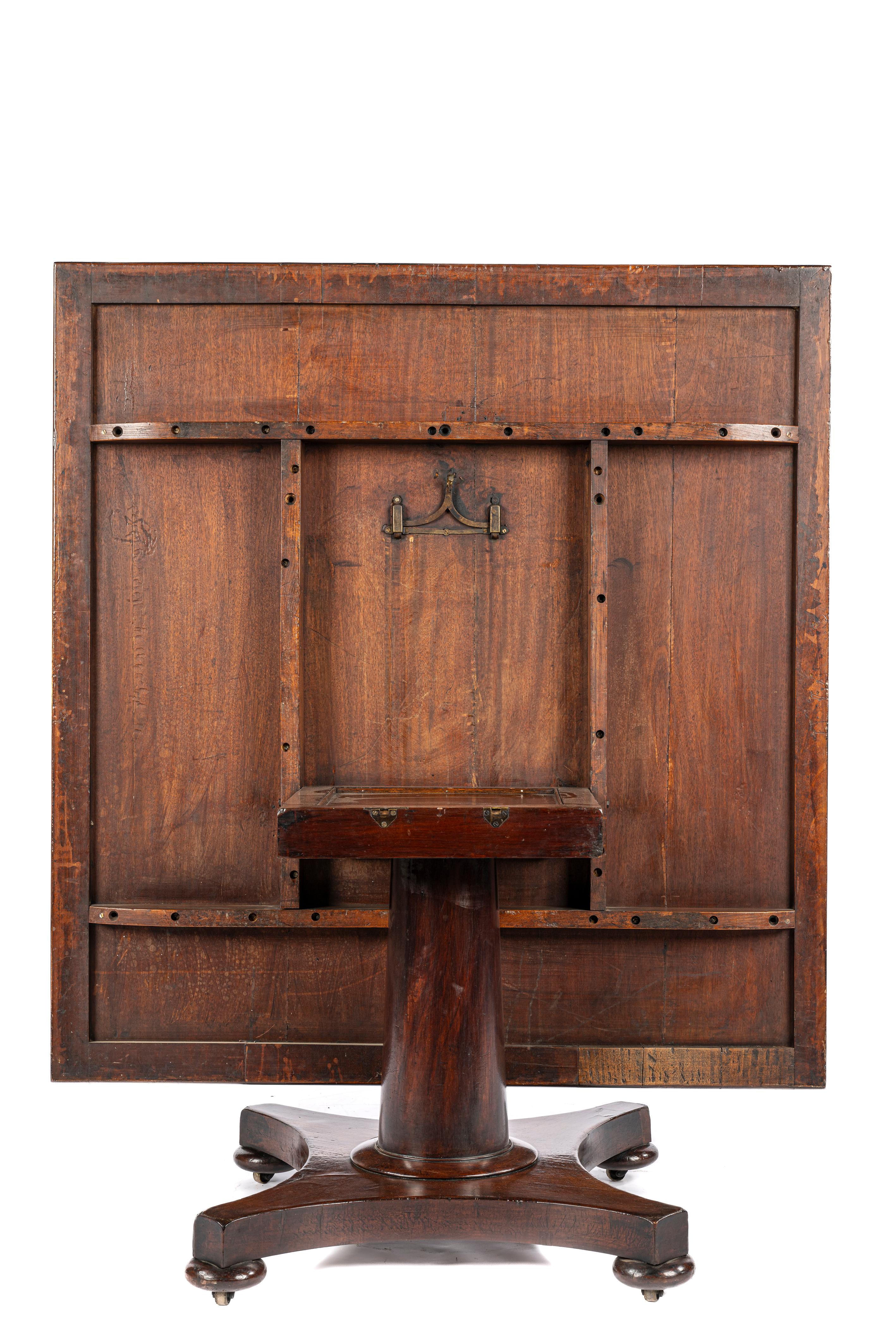 Anglais Ancienne table centrale carrée de style Régence anglaise en acajou à plateau basculant en vente