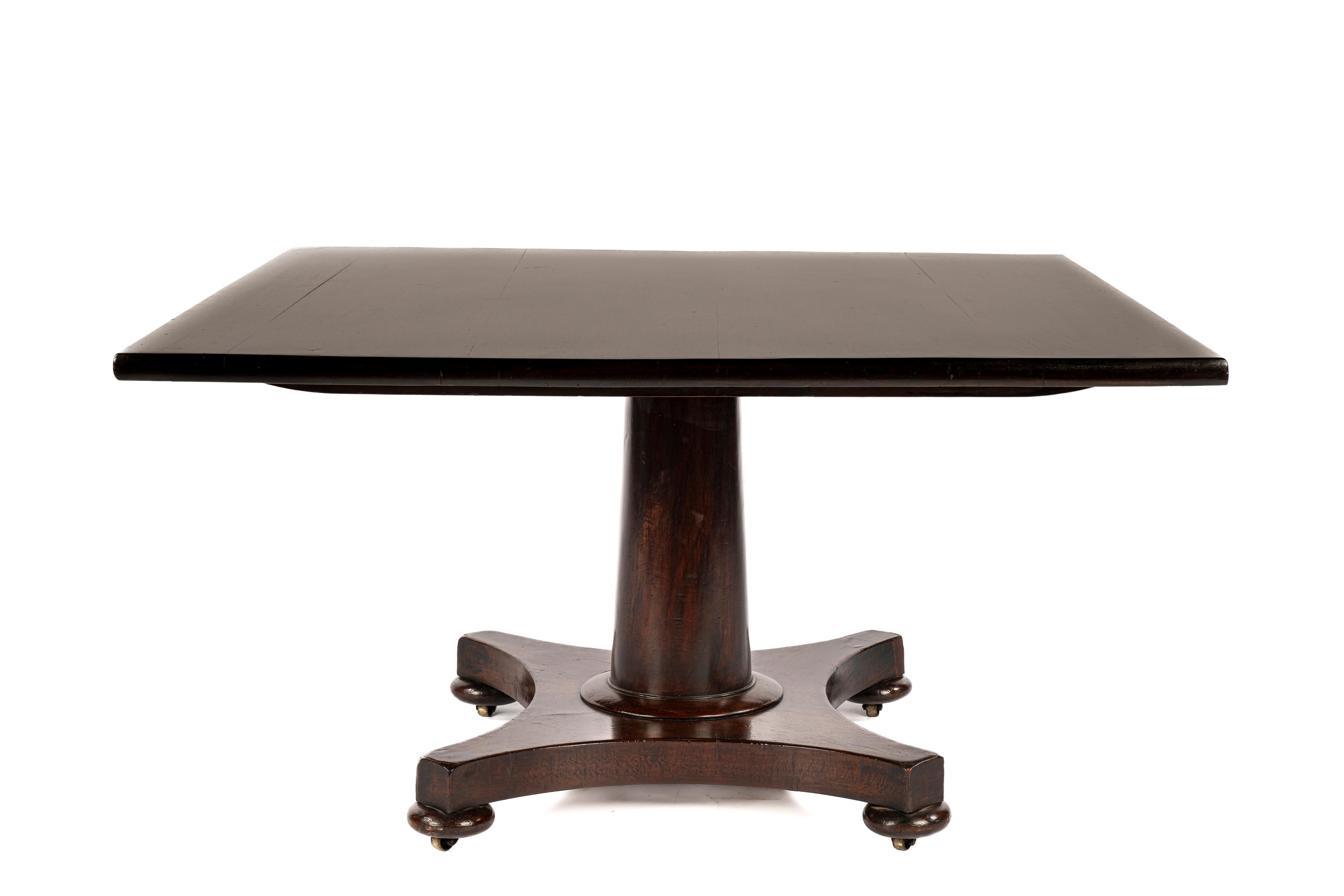 Ancienne table centrale carrée de style Régence anglaise en acajou à plateau basculant Bon état - En vente à Casteren, NL