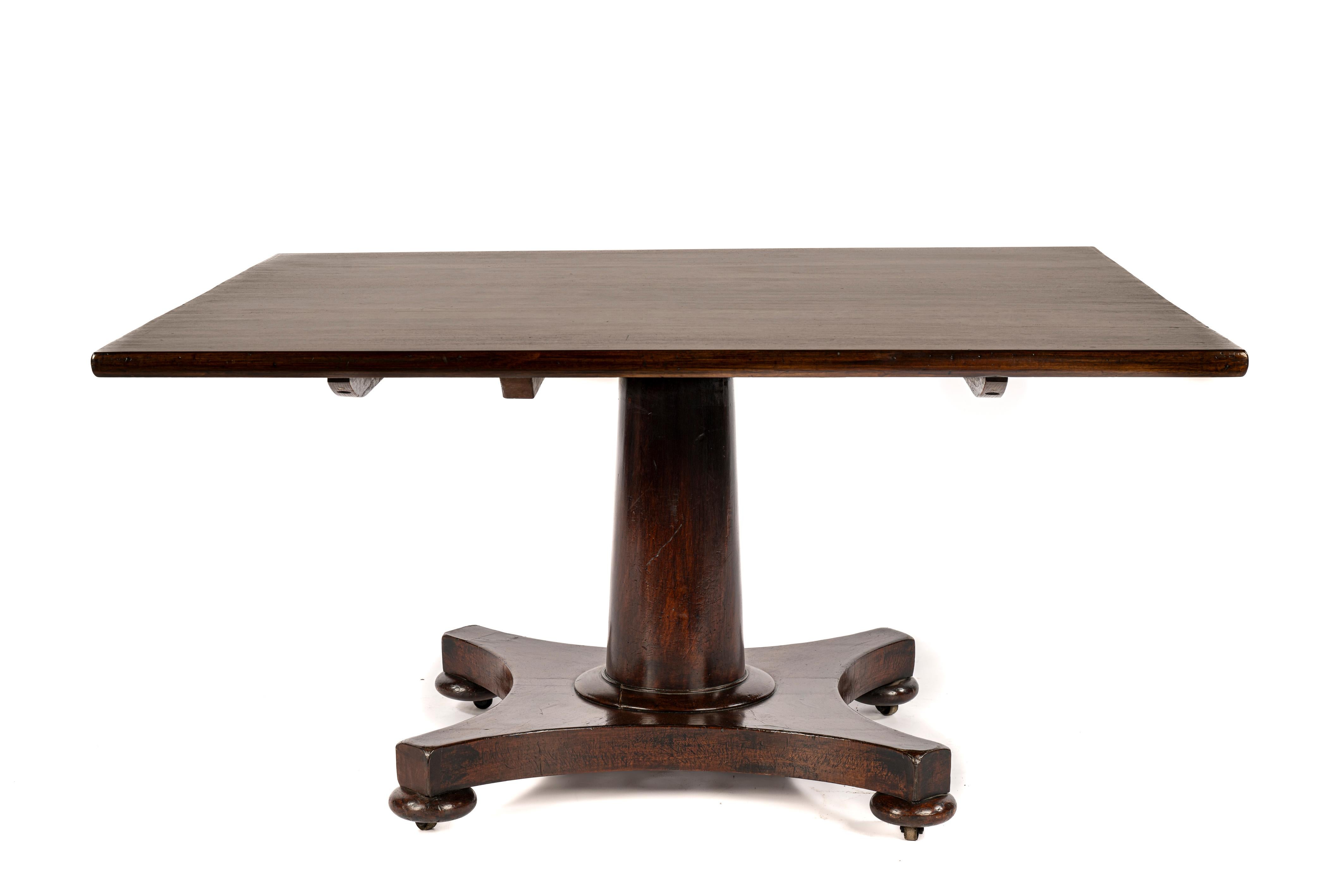 XIXe siècle Ancienne table centrale carrée de style Régence anglaise en acajou à plateau basculant en vente
