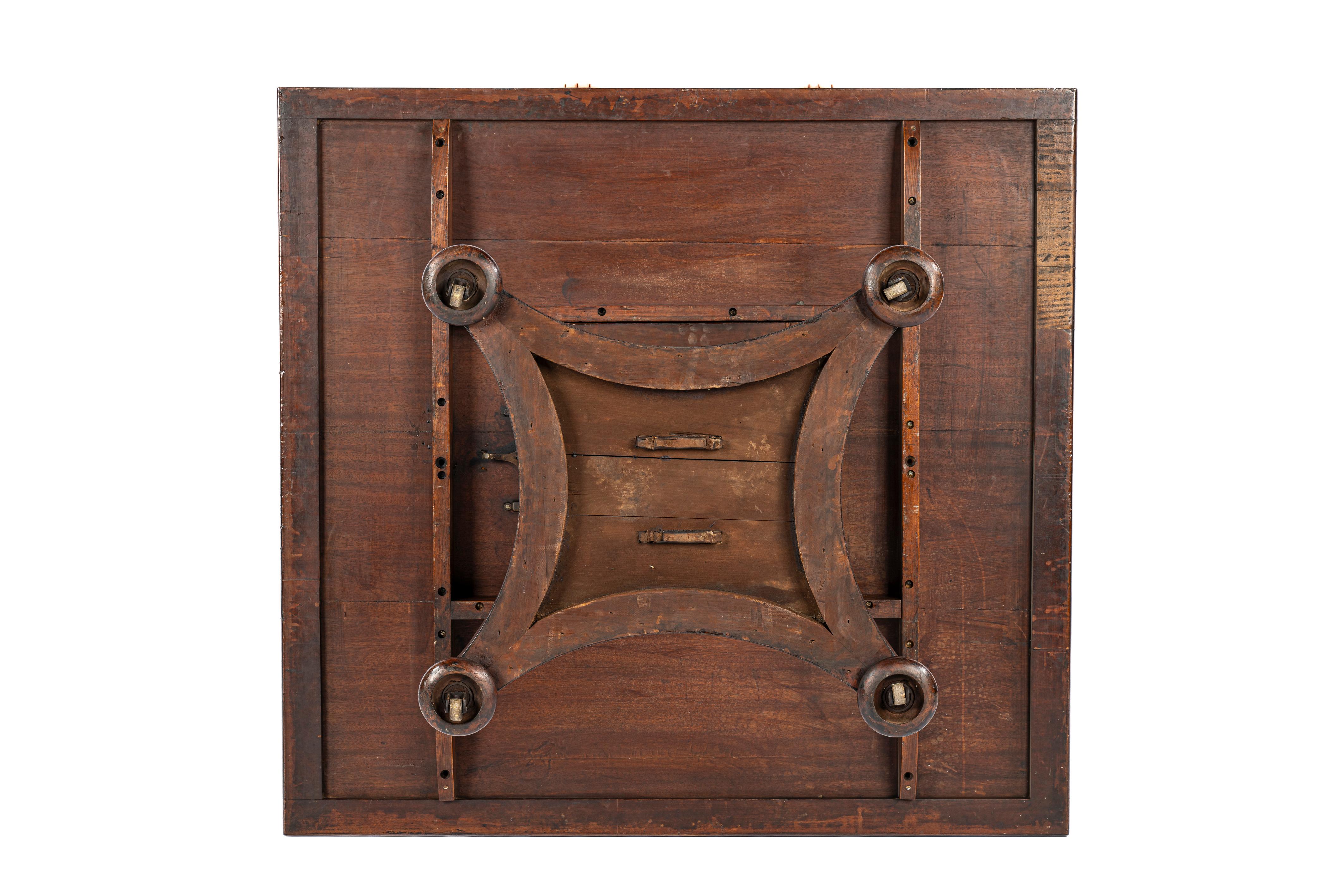 Laiton Ancienne table centrale carrée de style Régence anglaise en acajou à plateau basculant en vente