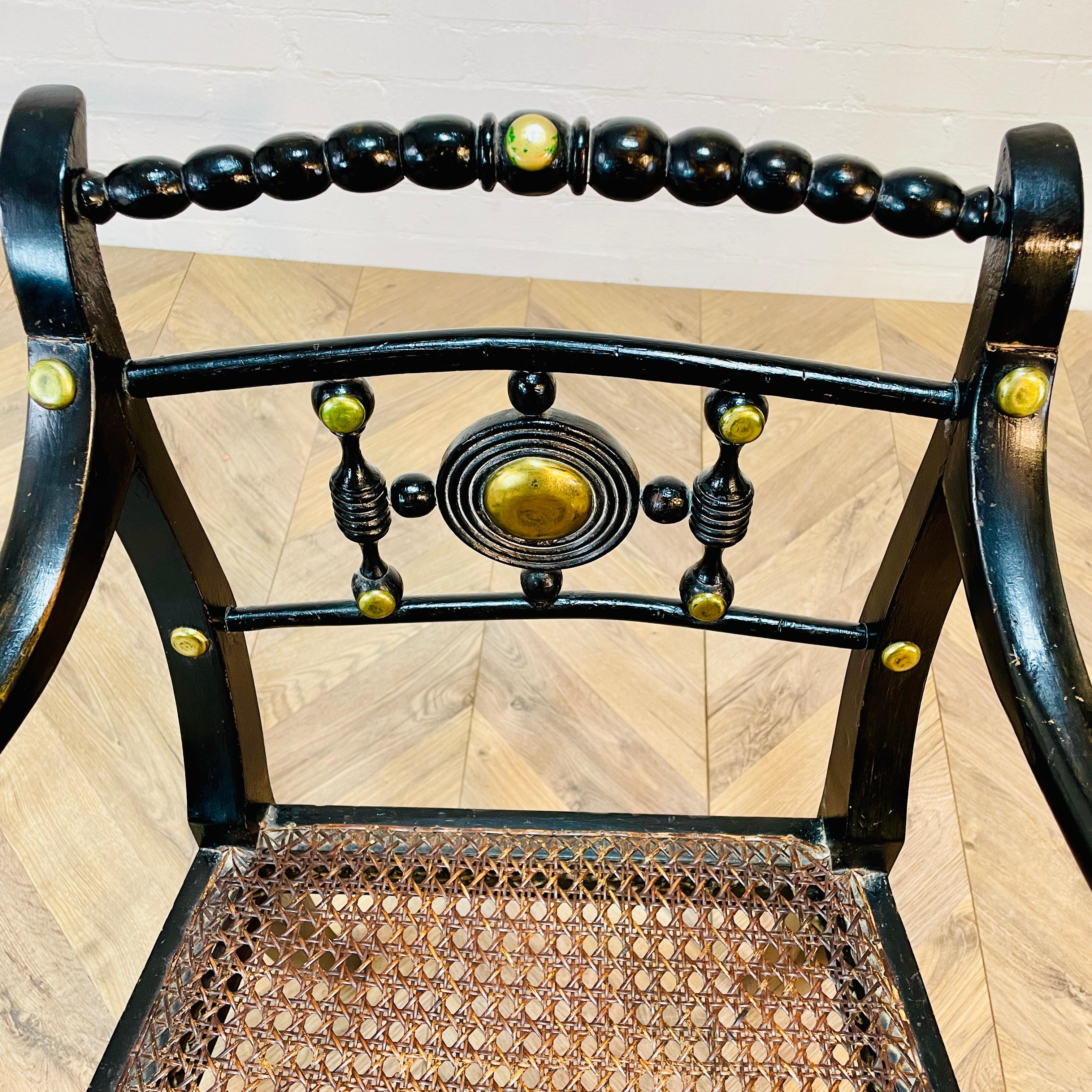 Ancienne chaise d'appoint en bergère ébonisée de style Regency anglais en vente 11