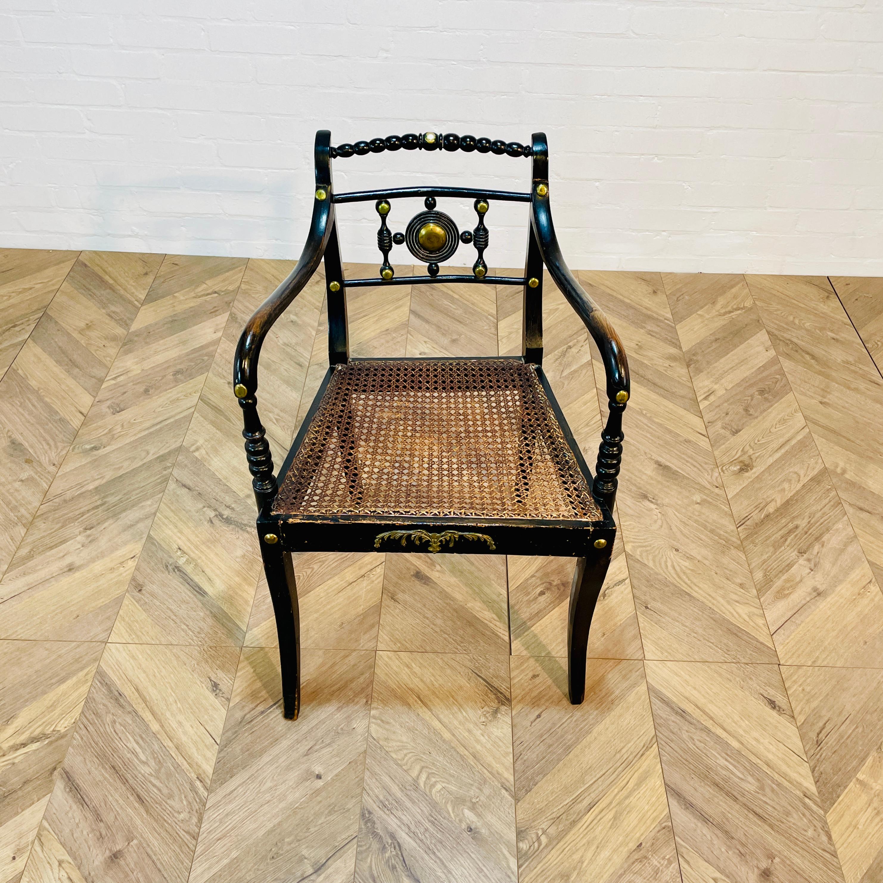 Ancienne chaise d'appoint en bergère ébonisée de style Régence anglaise, début du 20e siècle.

La chaise présente de jolis détails dorés. Elle est en bon état et très solide.
